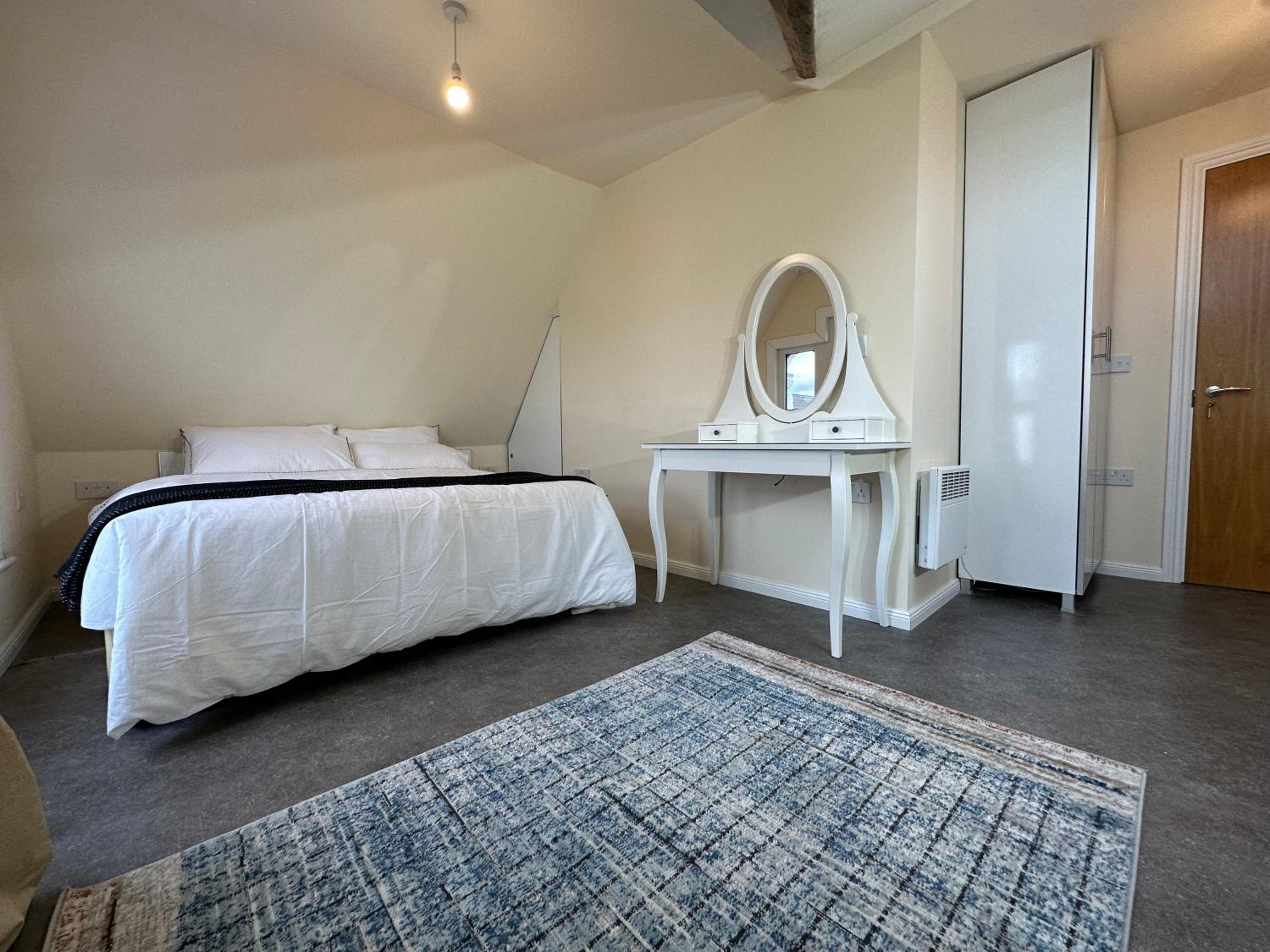 North London A spacious 7 bedroom house accommodating up to 18 people complete with own gym and table tennis