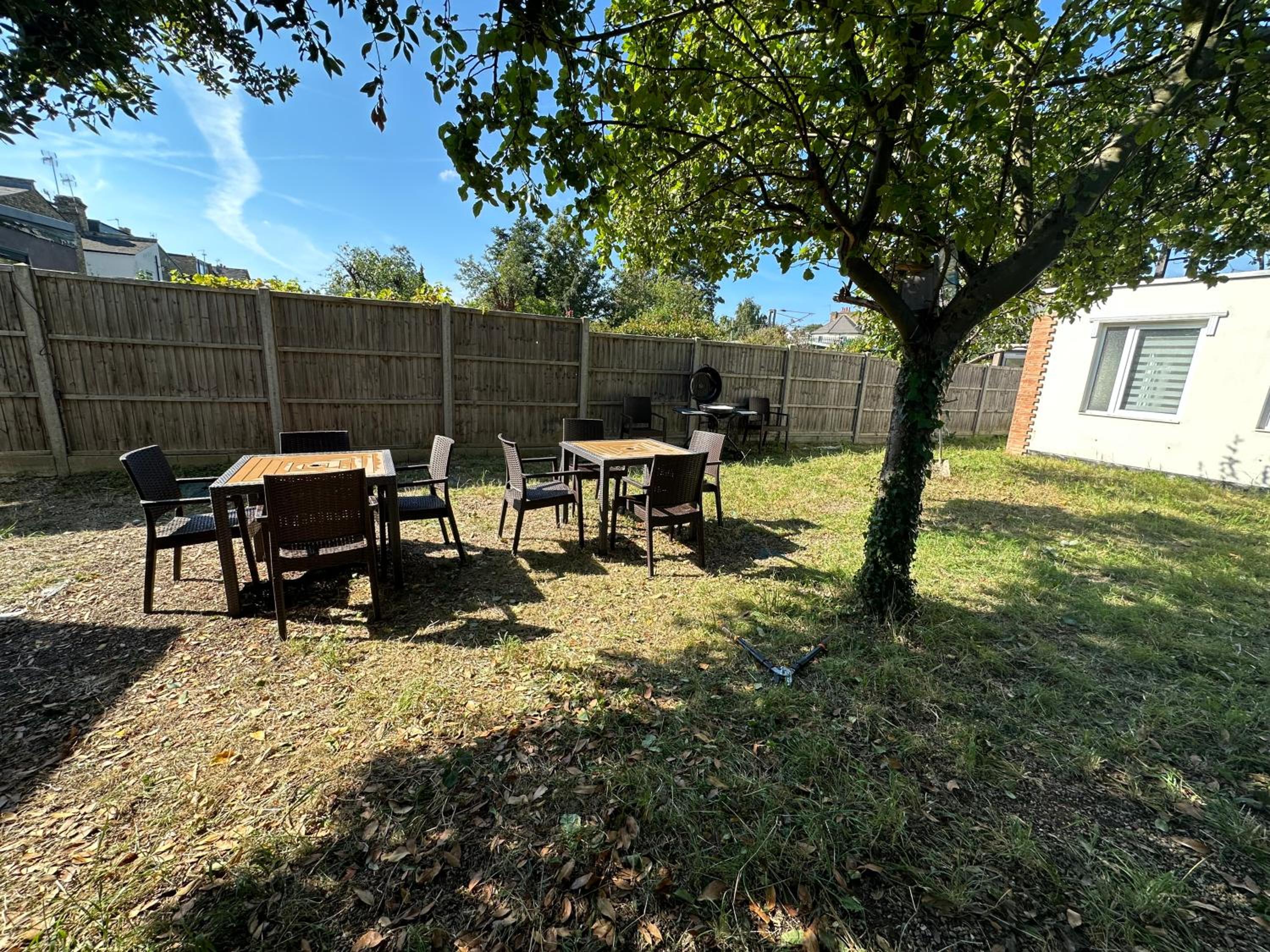 North London A spacious 7 bedroom house accommodating up to 18 people complete with own gym and table tennis