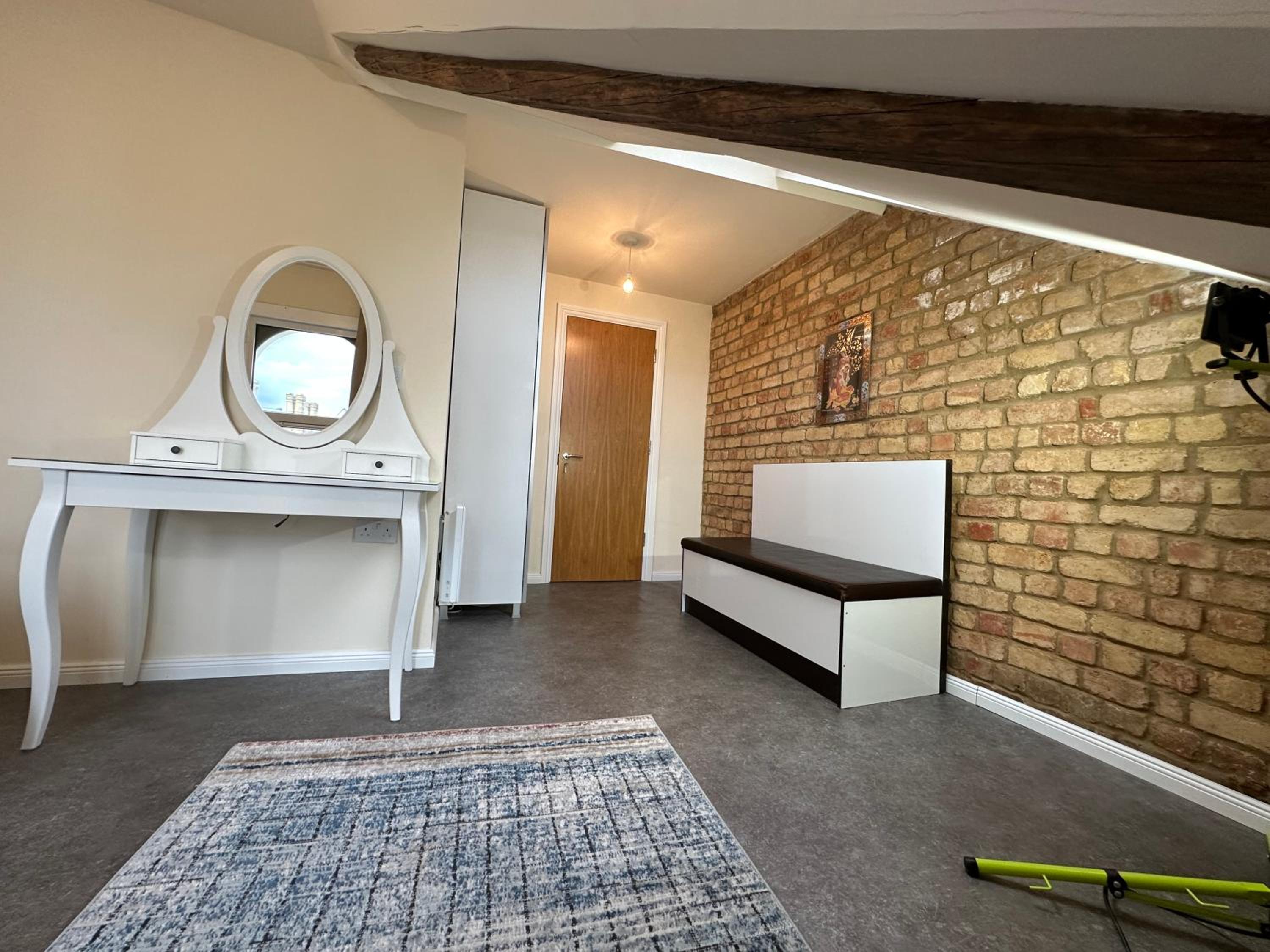 North London A spacious 7 bedroom house accommodating up to 18 people complete with own gym and table tennis