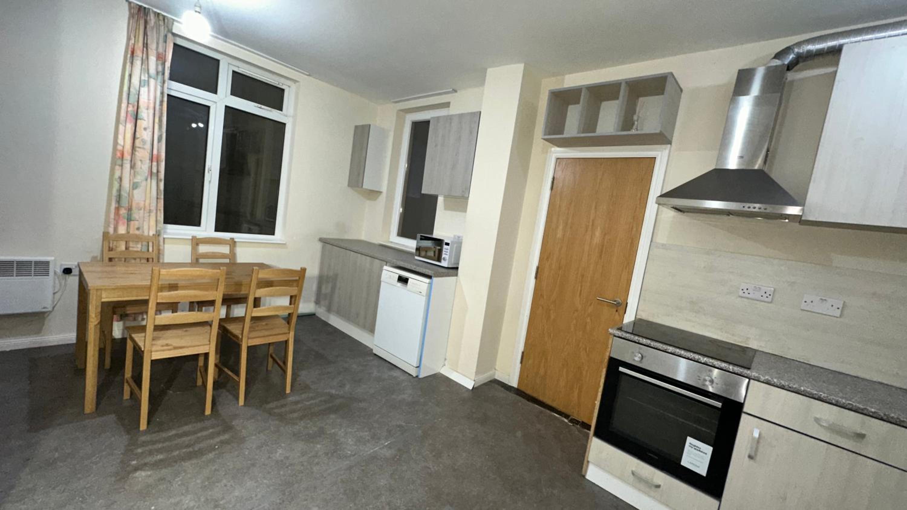 North London A spacious 7 bedroom house accommodating up to 18 people complete with own gym and table tennis