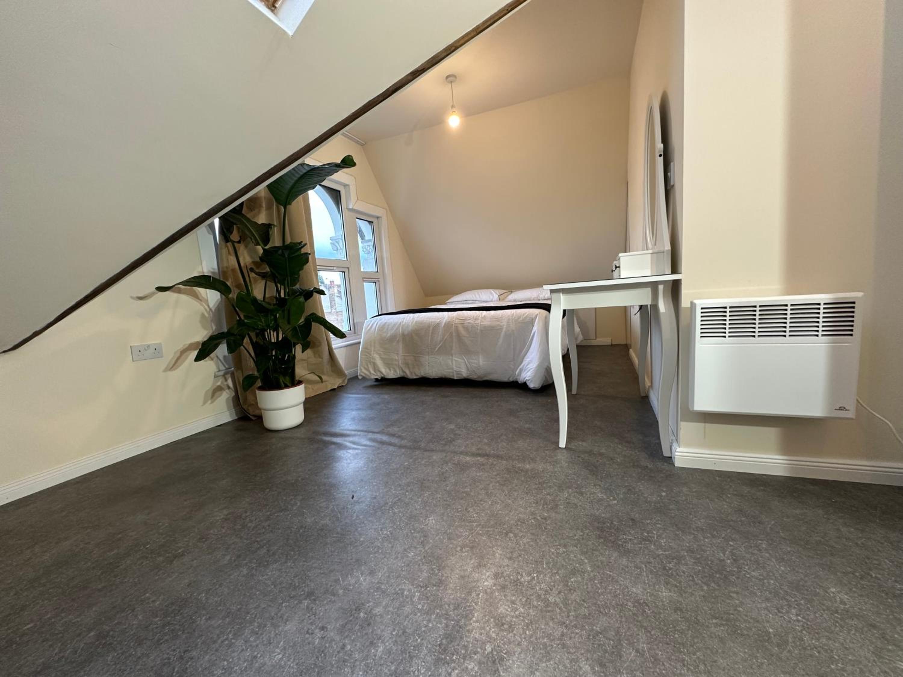 North London A spacious 7 bedroom house accommodating up to 18 people complete with own gym and table tennis
