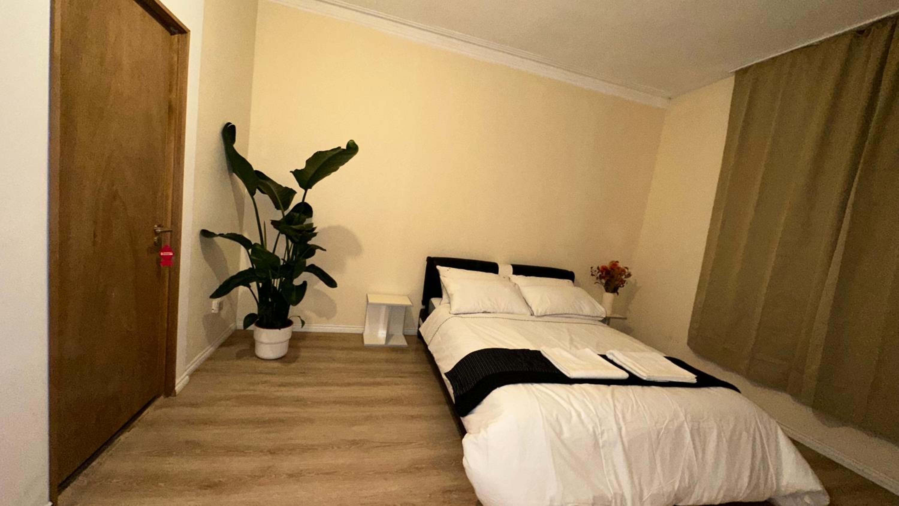 North London A spacious 7 bedroom house accommodating up to 18 people complete with own gym and table tennis