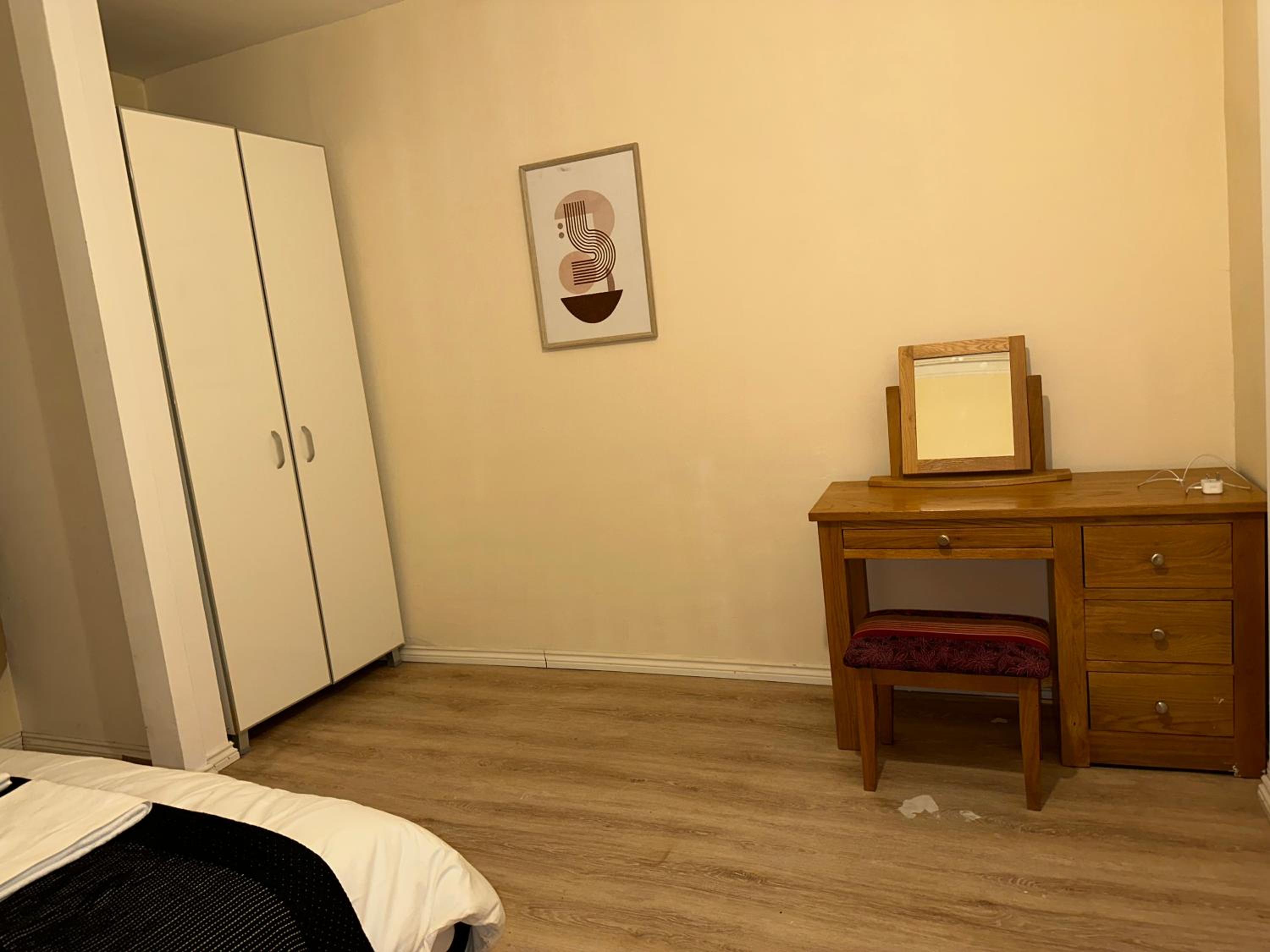 North London A spacious 7 bedroom house accommodating up to 18 people complete with own gym and table tennis