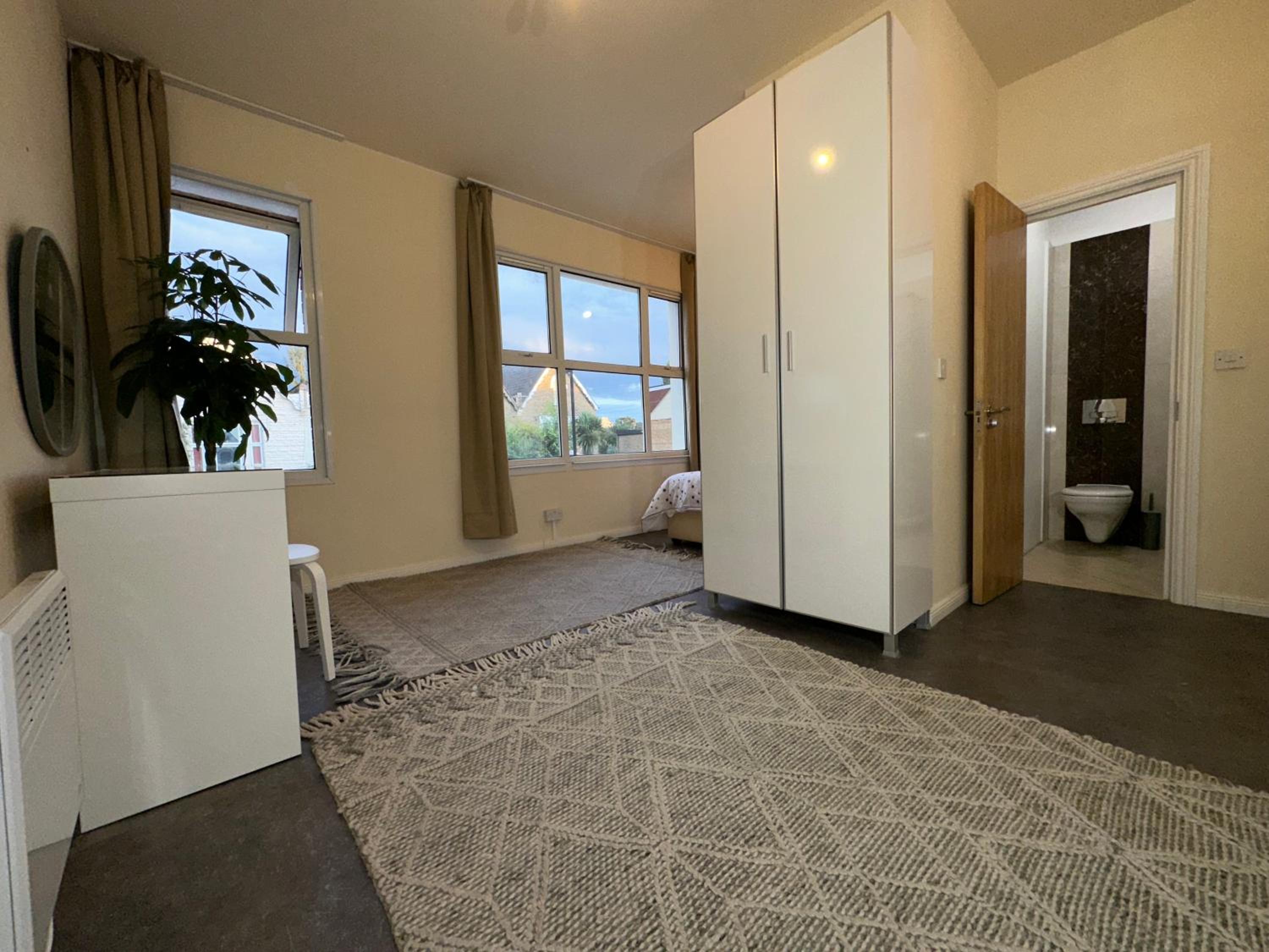 North London A spacious 7 bedroom house accommodating up to 18 people complete with own gym and table tennis