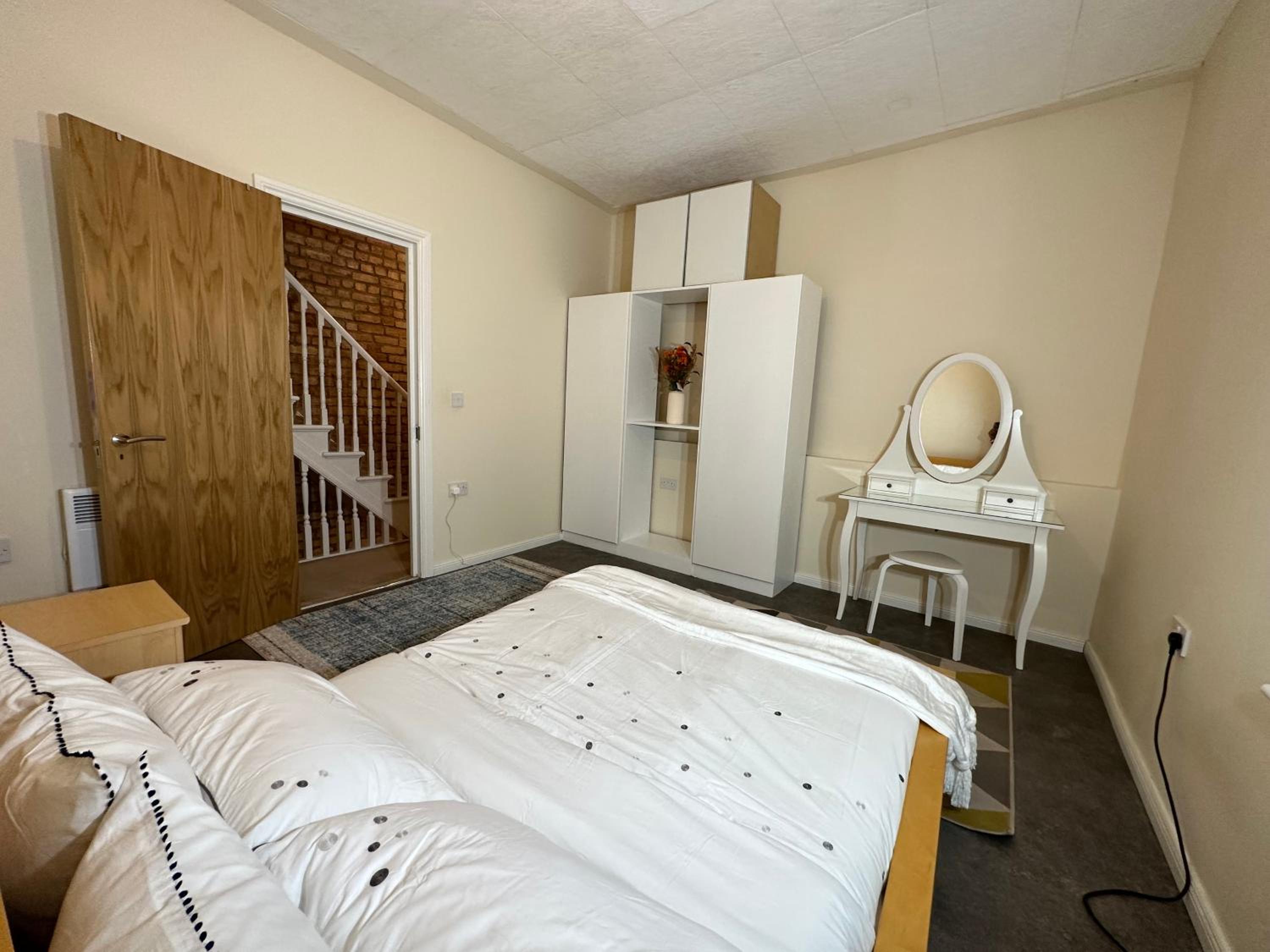 North London A spacious 7 bedroom house accommodating up to 18 people complete with own gym and table tennis