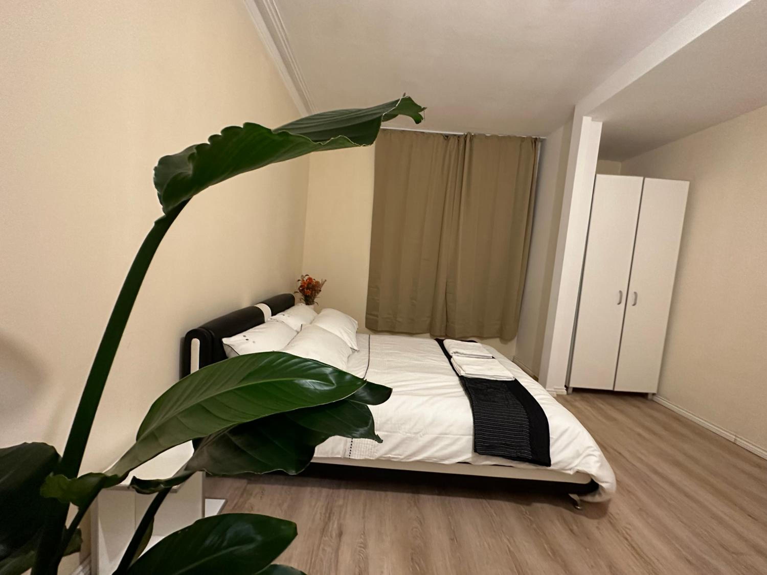 North London A spacious 7 bedroom house accommodating up to 18 people complete with own gym and table tennis