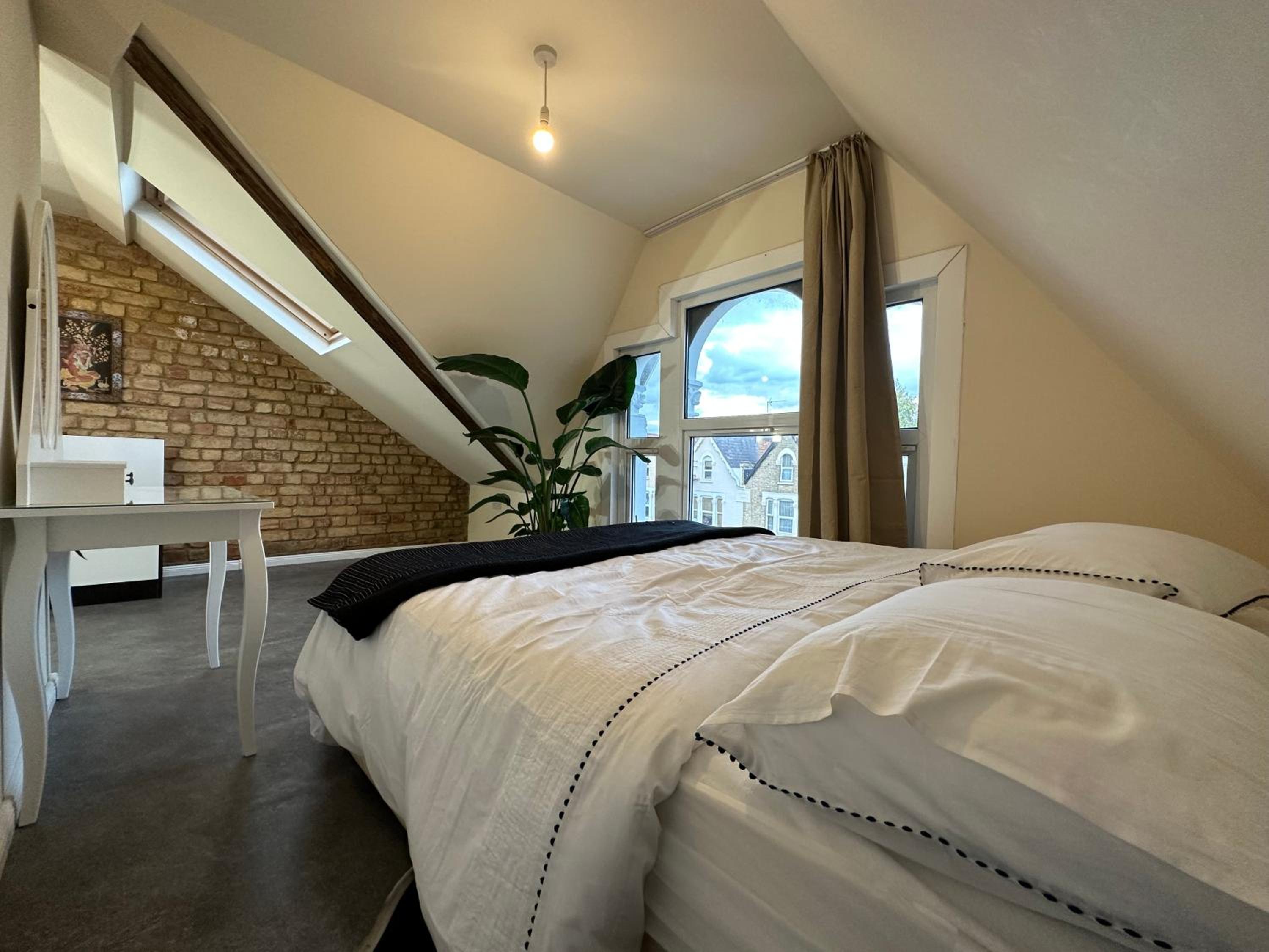 North London A spacious 7 bedroom house accommodating up to 18 people complete with own gym and table tennis