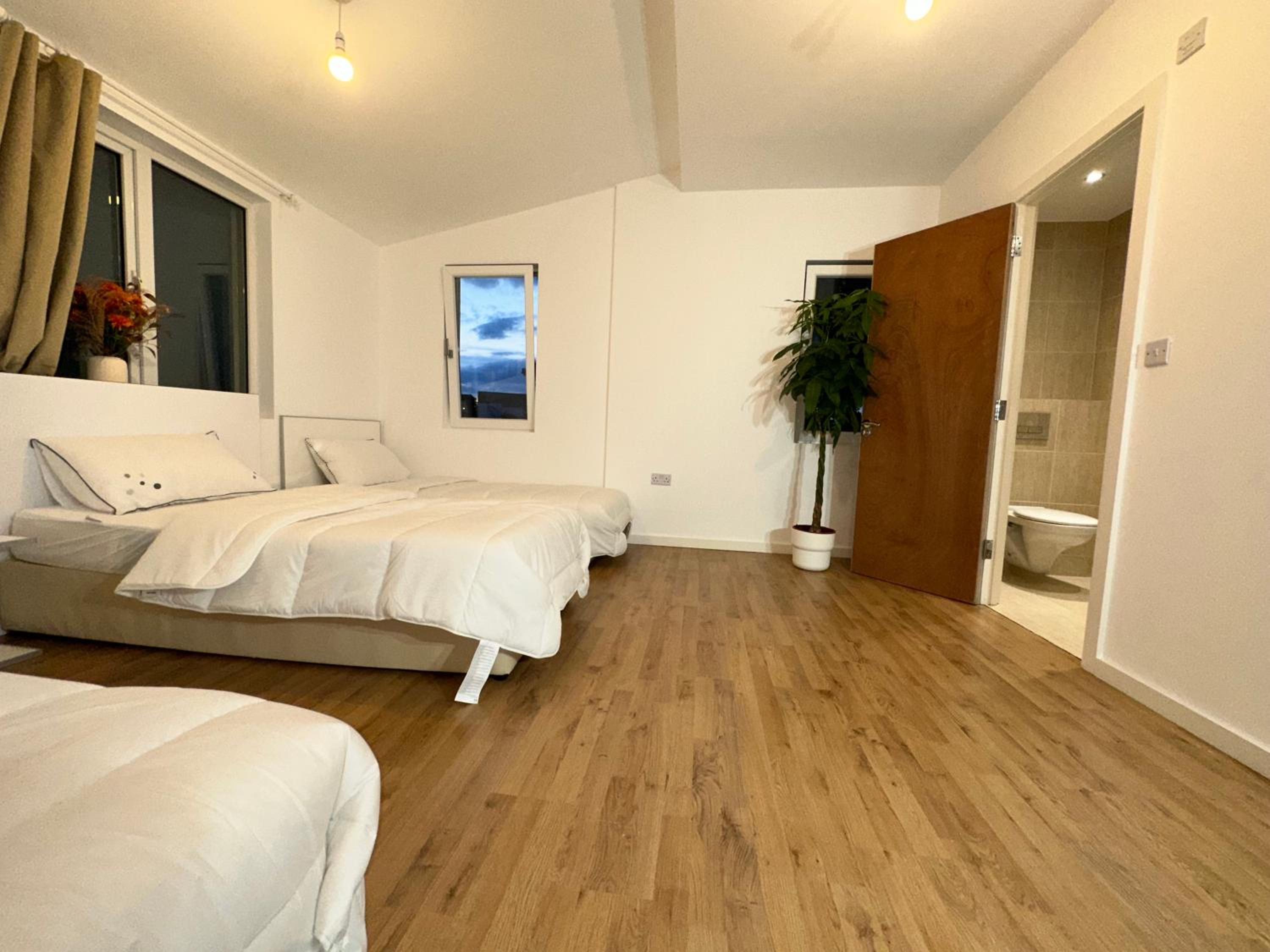 North London A spacious 7 bedroom house accommodating up to 18 people complete with own gym and table tennis