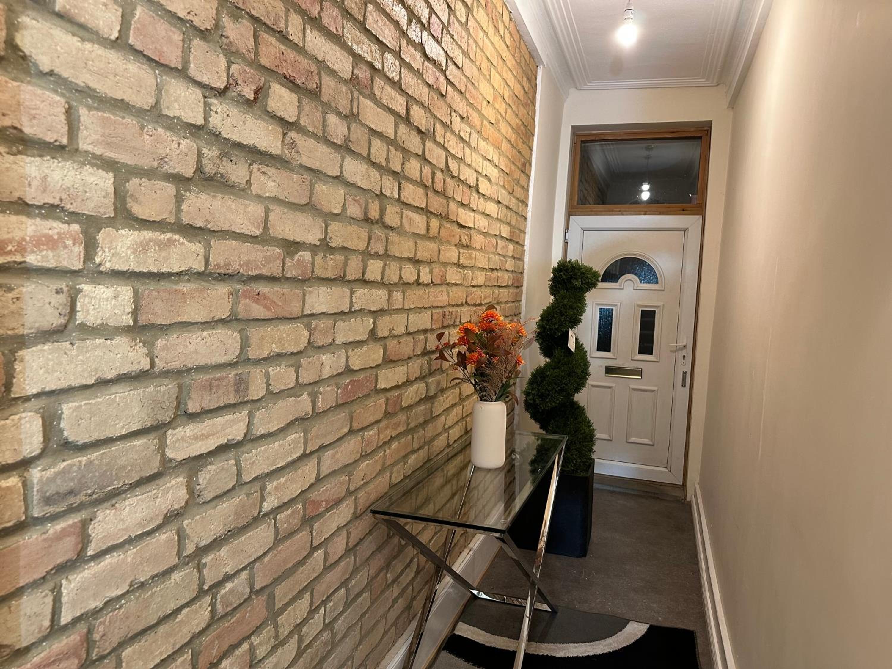 North London A spacious 7 bedroom house accommodating up to 18 people complete with own gym and table tennis