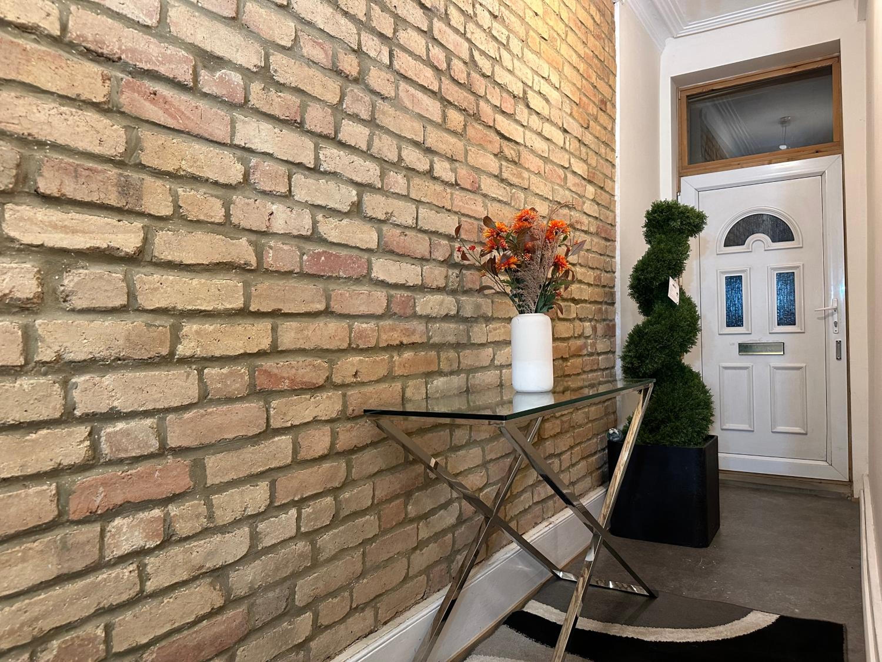 North London A spacious 7 bedroom house accommodating up to 18 people complete with own gym and table tennis