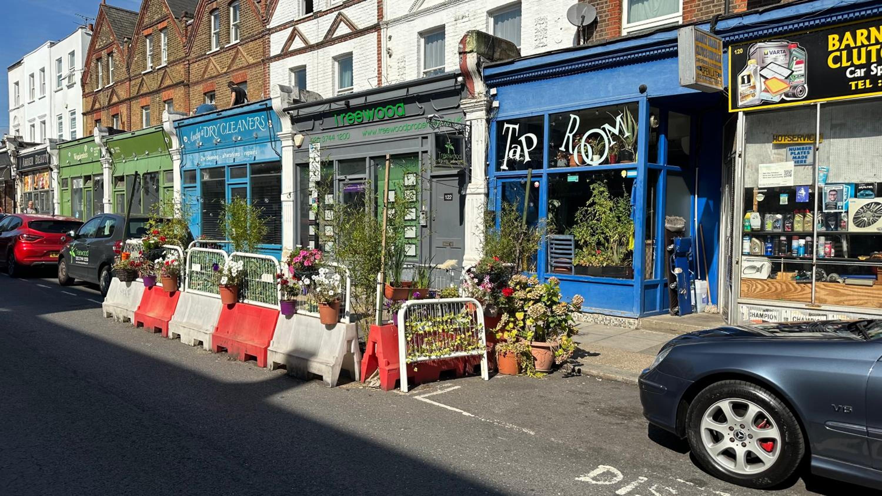 North London A spacious 7 bedroom house accommodating up to 18 people complete with own gym and table tennis