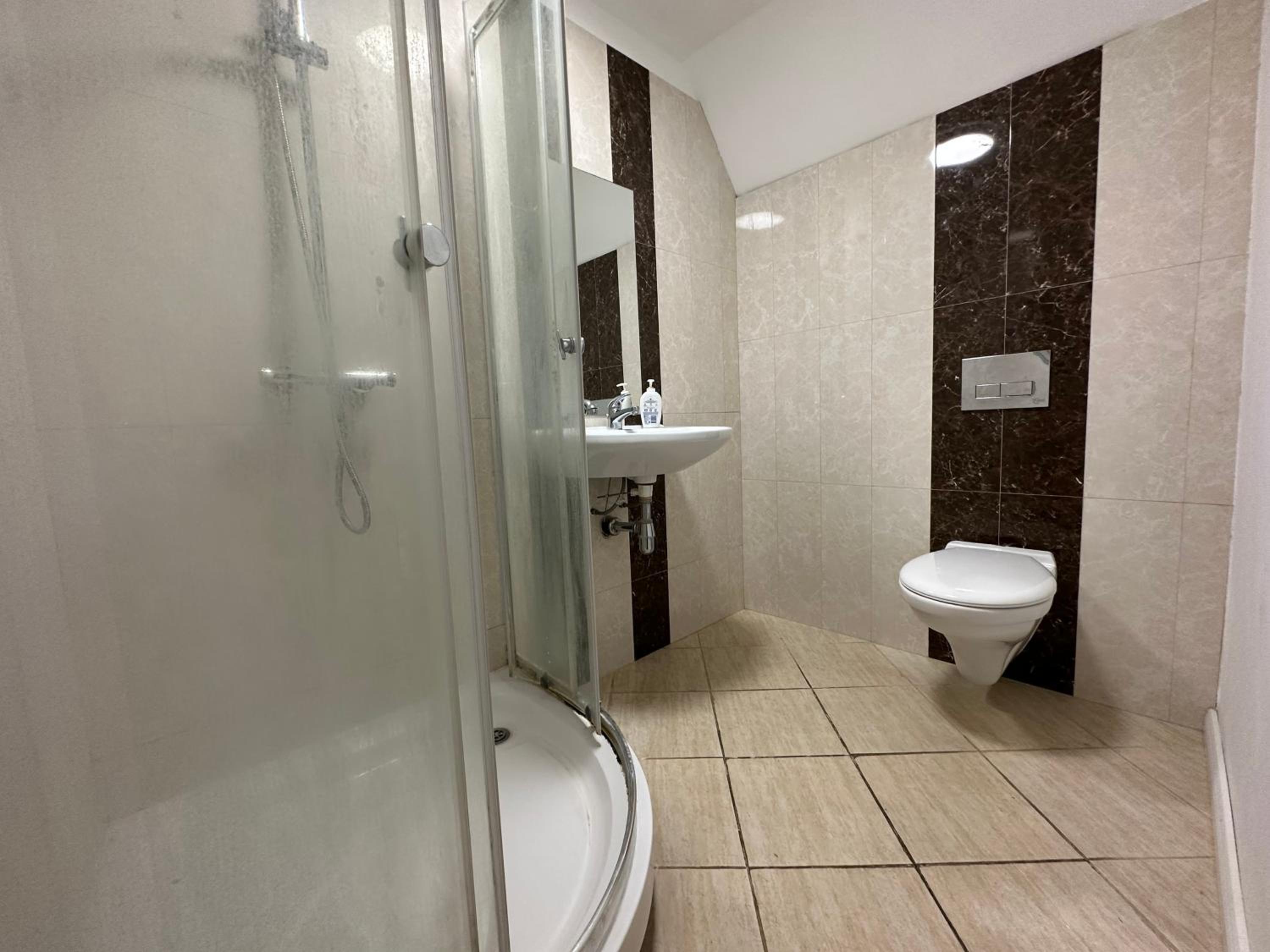 North London A spacious 7 bedroom house accommodating up to 18 people complete with own gym and table tennis