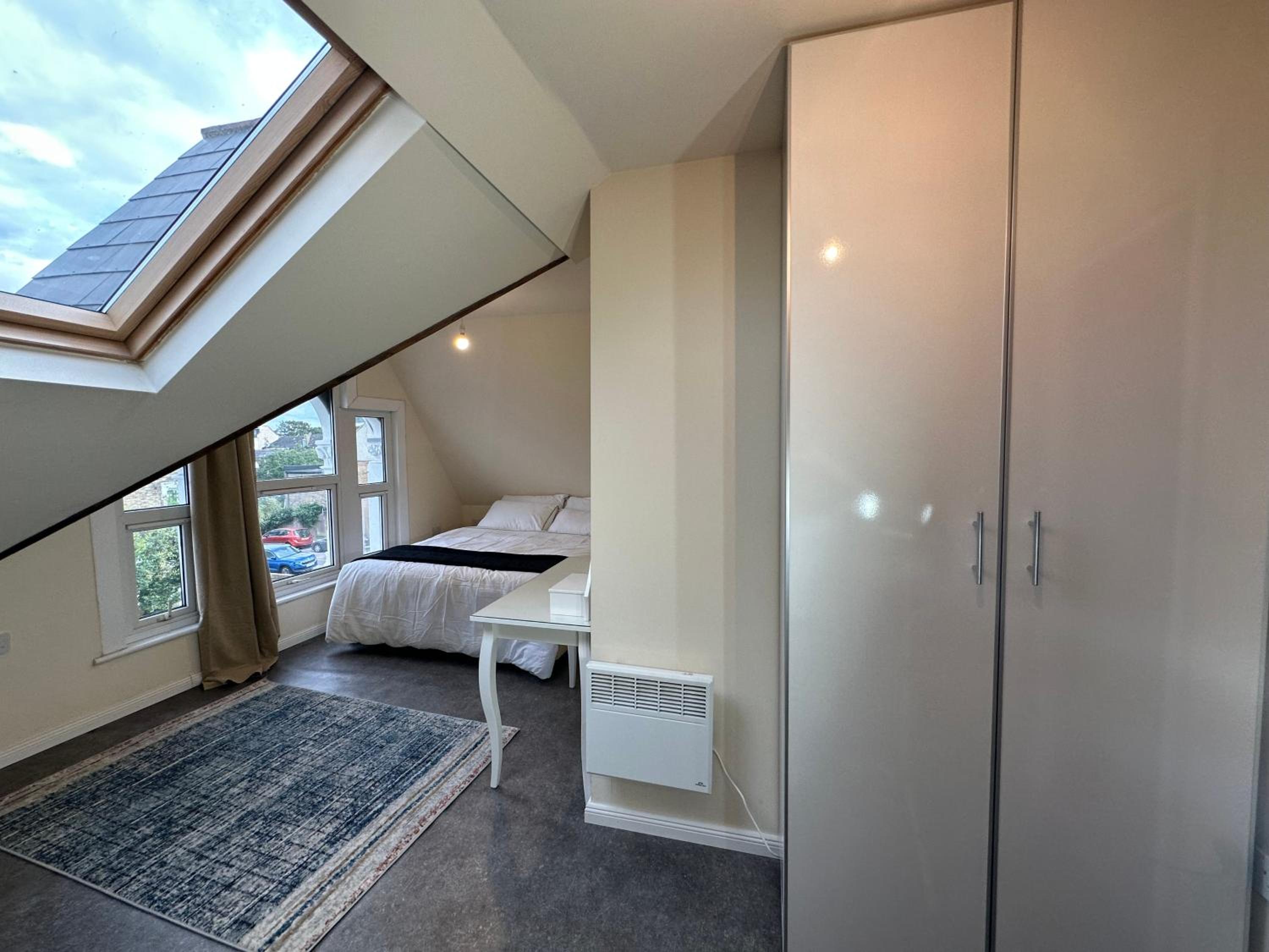 North London A spacious 7 bedroom house accommodating up to 18 people complete with own gym and table tennis