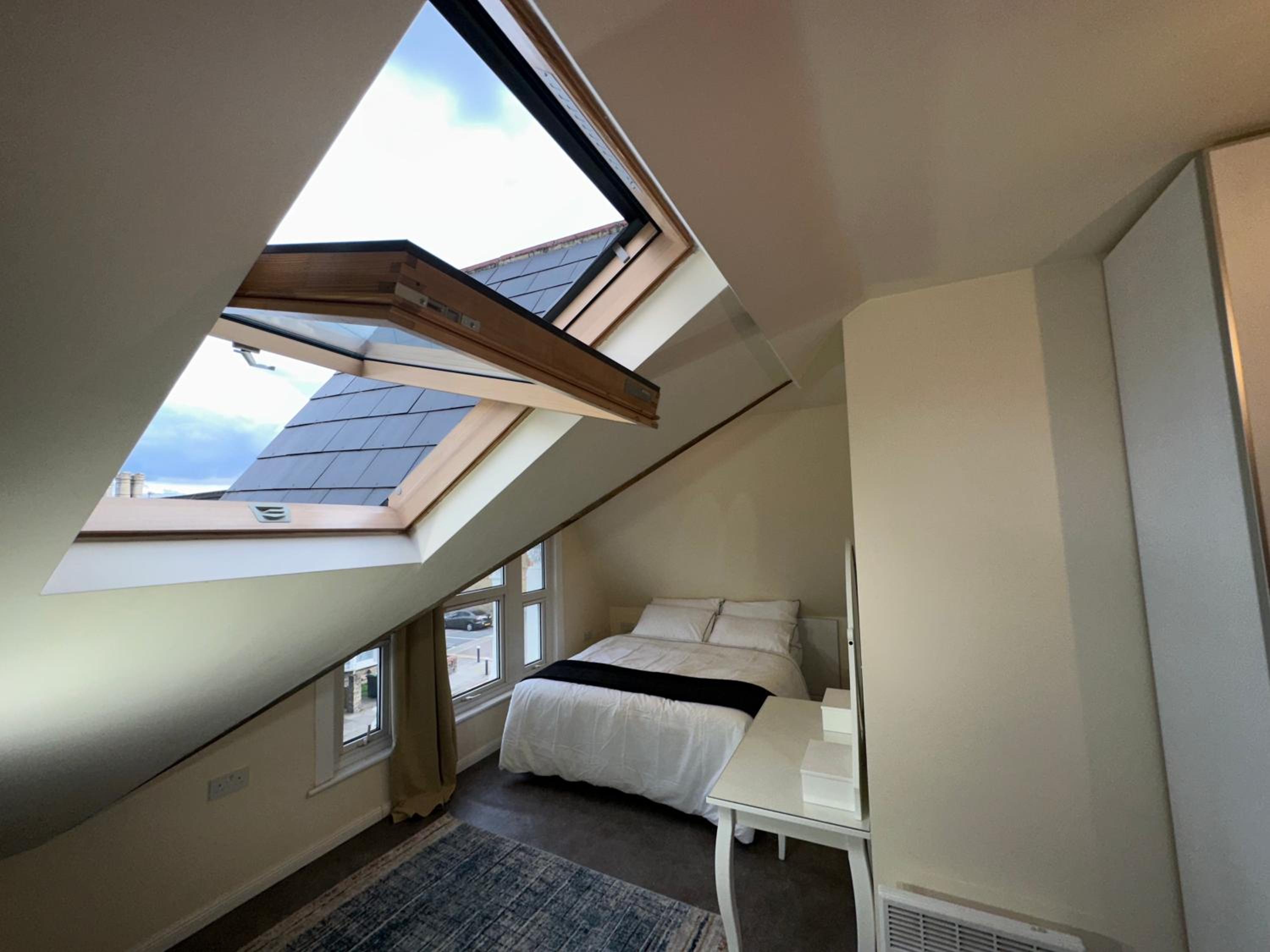North London A spacious 7 bedroom house accommodating up to 18 people complete with own gym and table tennis
