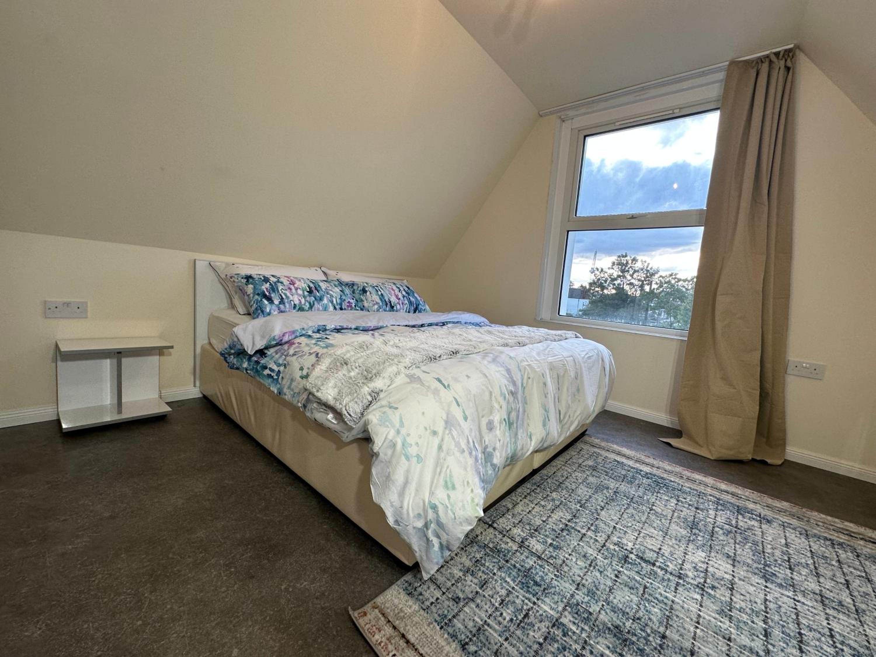 North London A spacious 7 bedroom house accommodating up to 18 people complete with own gym and table tennis