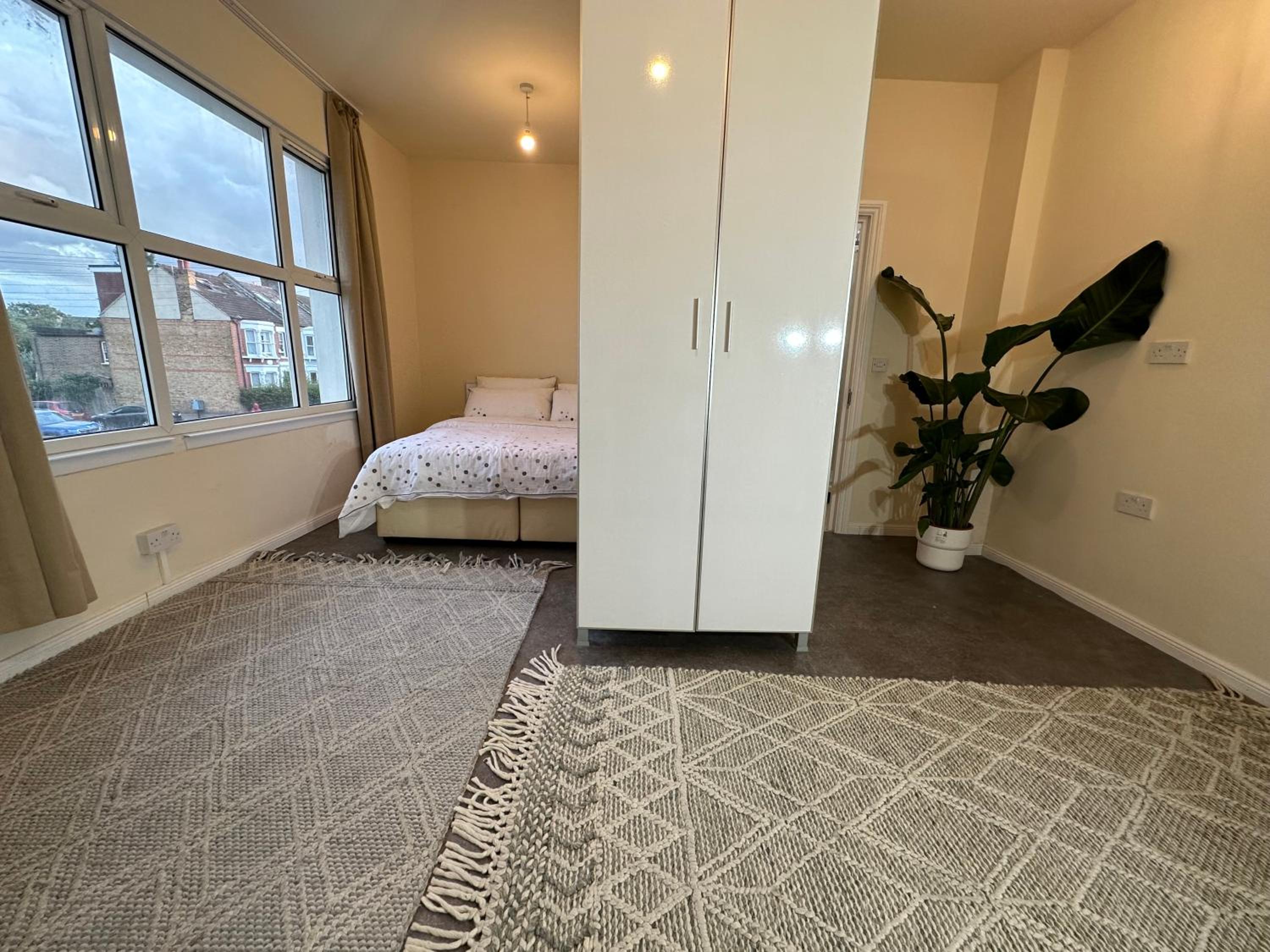 North London A spacious 7 bedroom house accommodating up to 18 people complete with own gym and table tennis