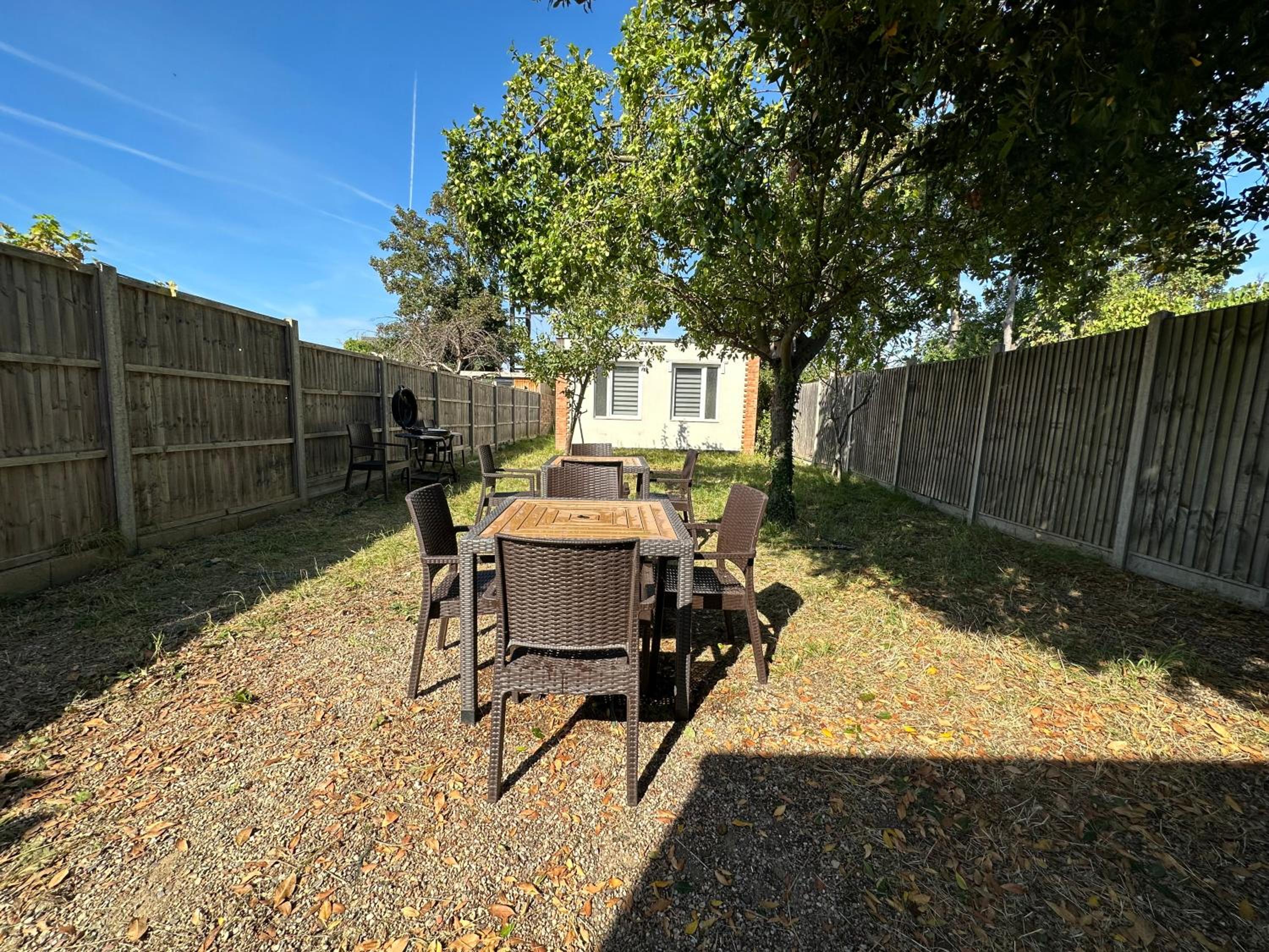 North London A spacious 7 bedroom house accommodating up to 18 people complete with own gym and table tennis