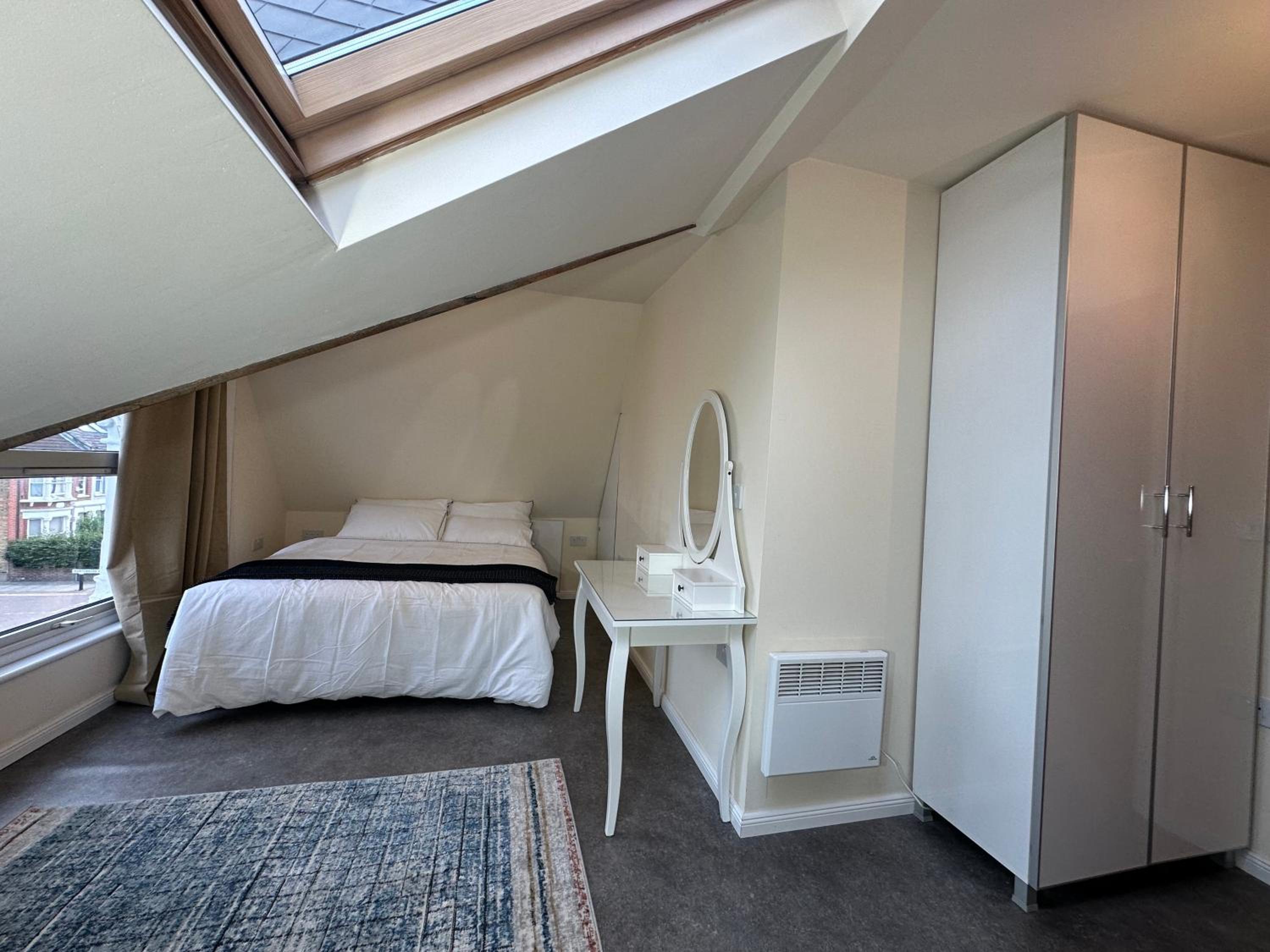 North London A spacious 7 bedroom house accommodating up to 18 people complete with own gym and table tennis