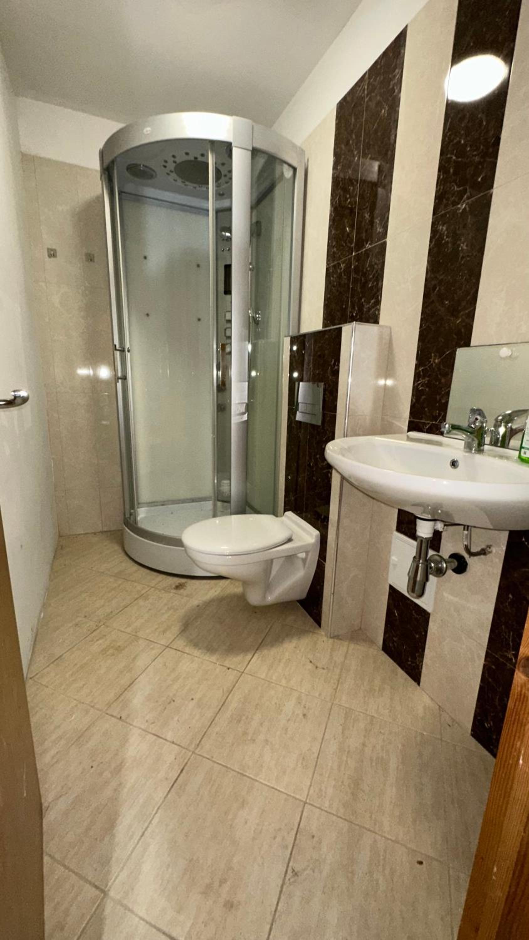 North London A spacious 7 bedroom house accommodating up to 18 people complete with own gym and table tennis