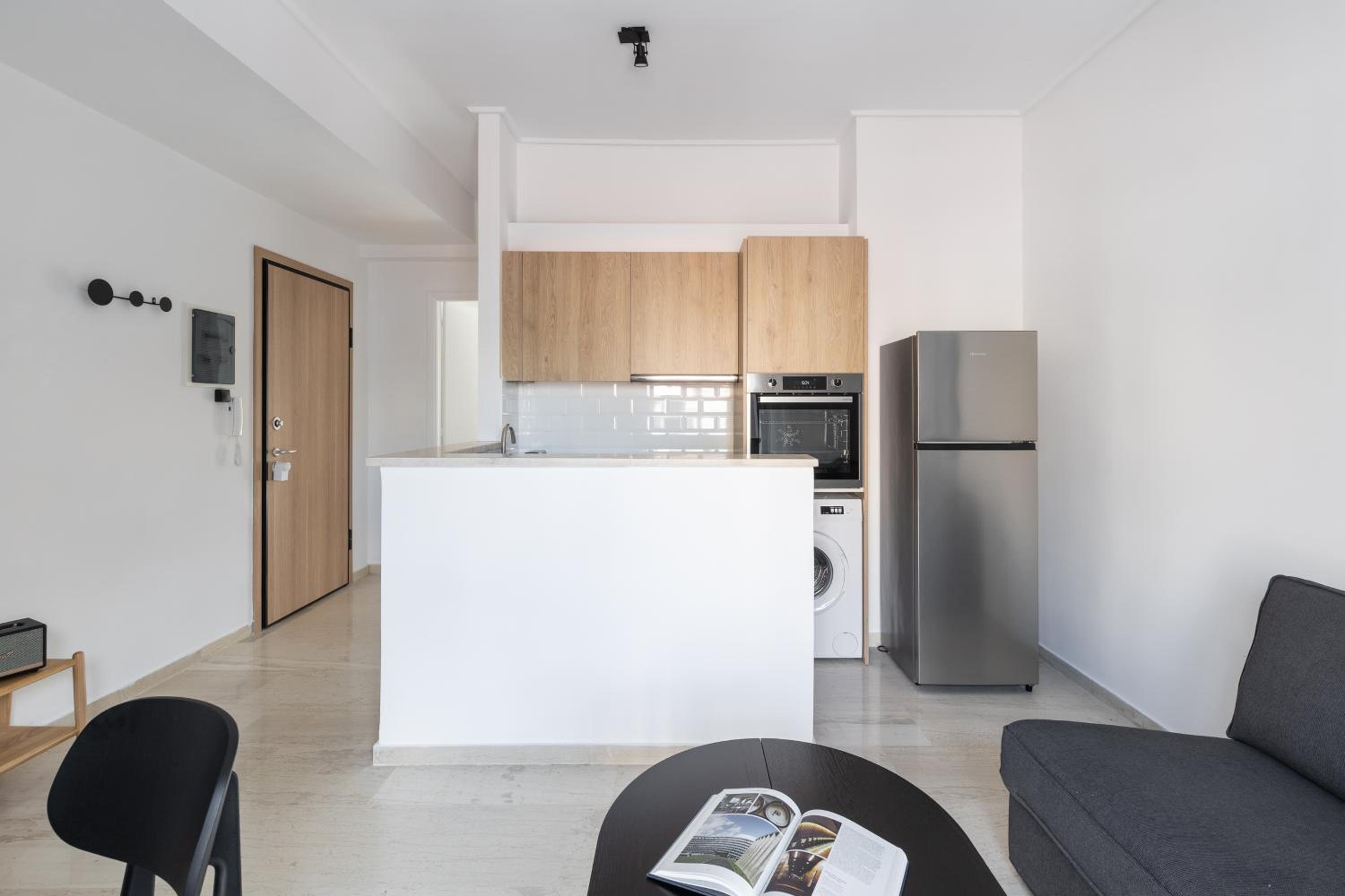 Elliot Neapoli, Athens