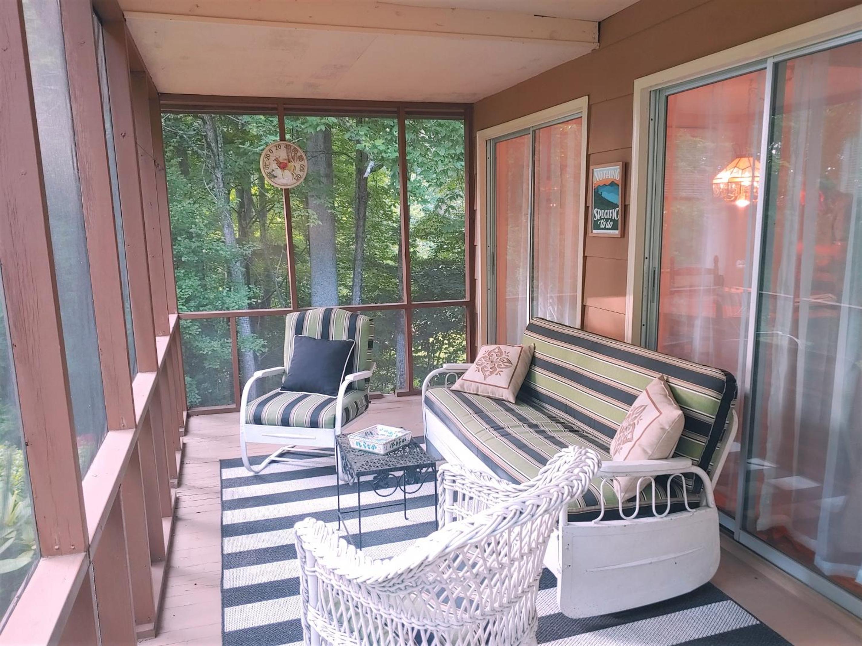 Hotel Bryson City Creekside Home with Hot Tub- 3 bedroom-2 bath home - Image 1