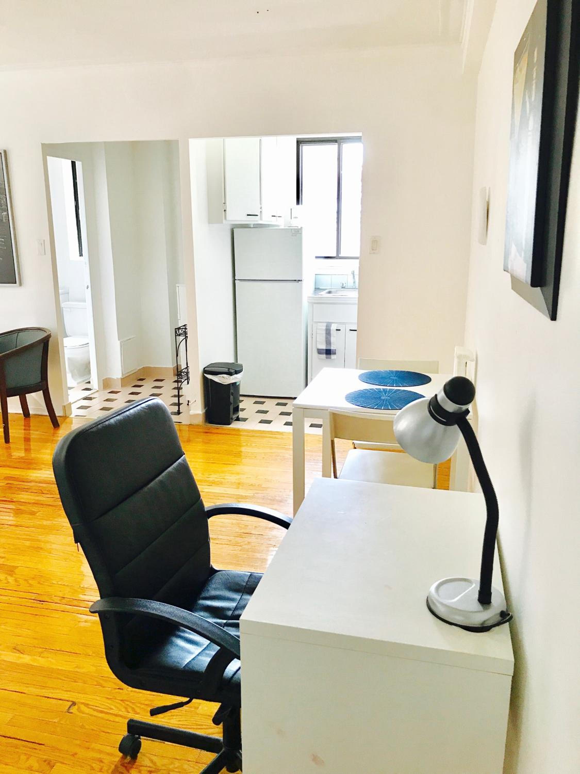 Stylish Montreal Apartment: Comfortable Stay in the Golden Square Mile