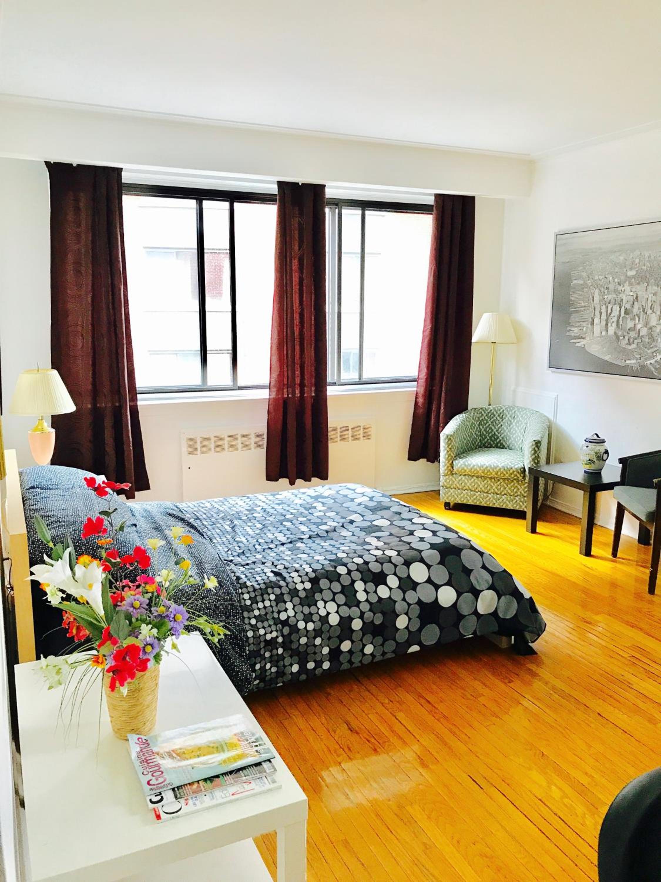 Stylish Montreal Apartment: Comfortable Stay in the Golden Square Mile