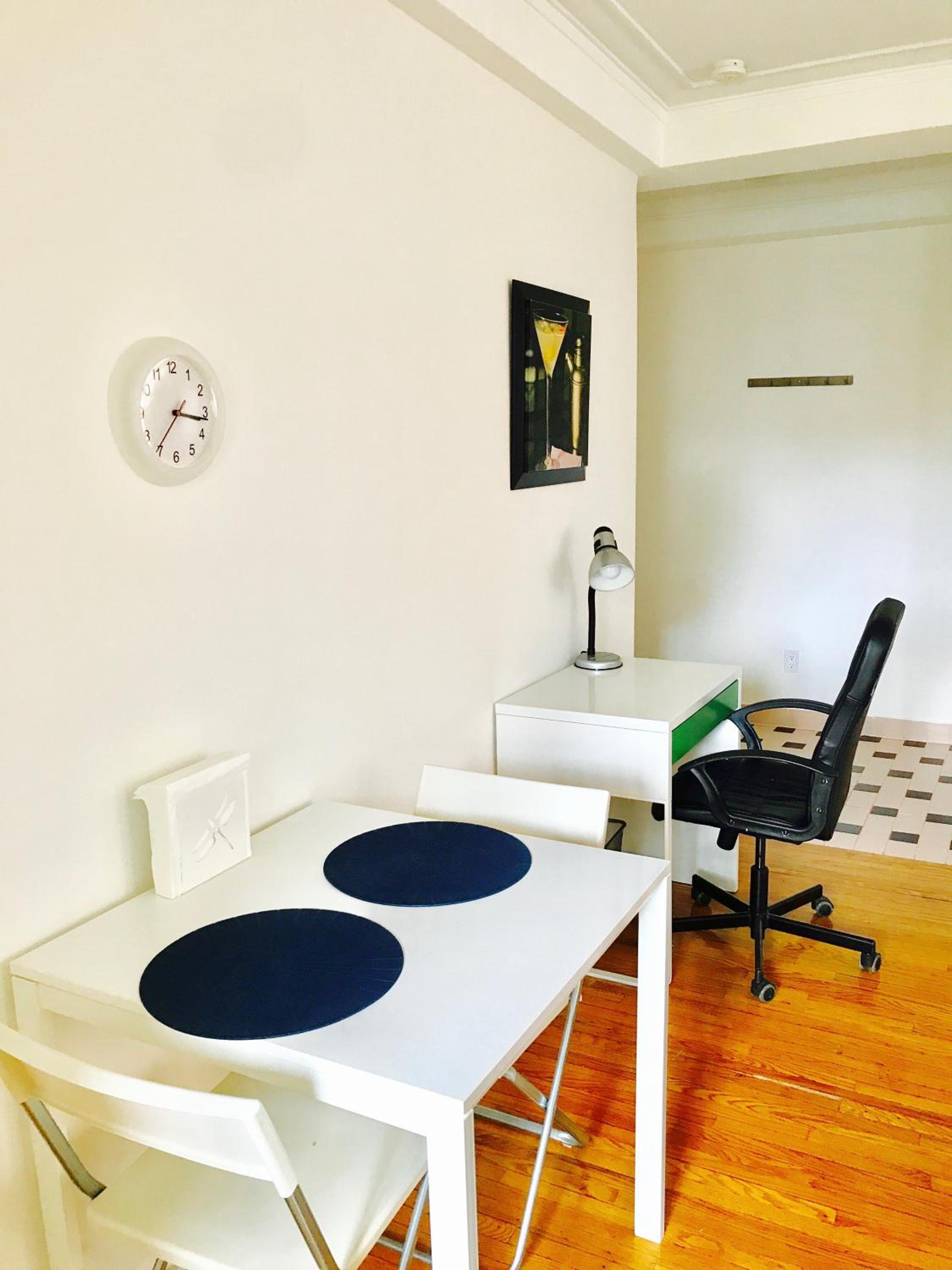 Stylish Montreal Apartment: Comfortable Stay in the Golden Square Mile