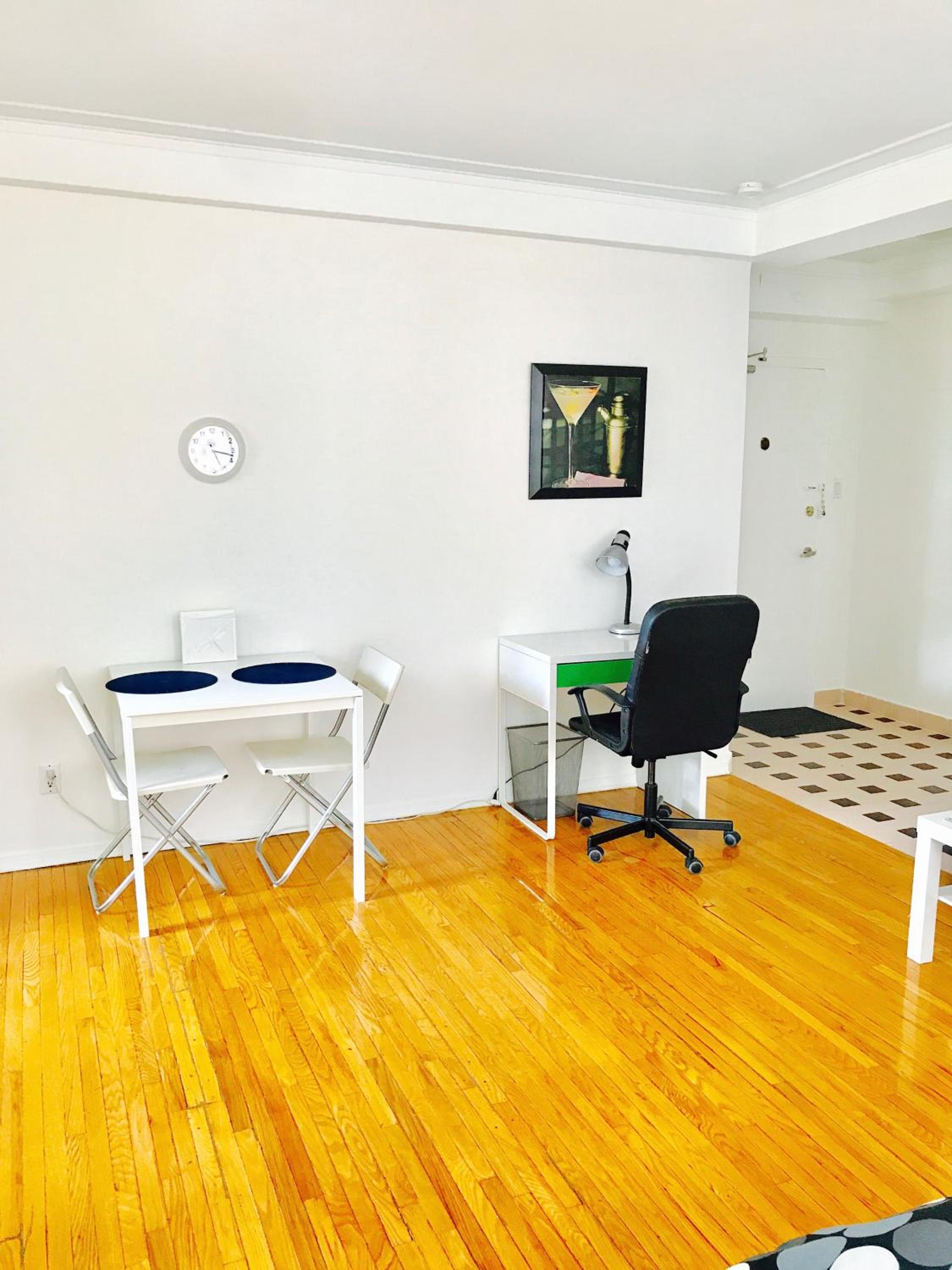 Stylish Montreal Apartment: Comfortable Stay in the Golden Square Mile