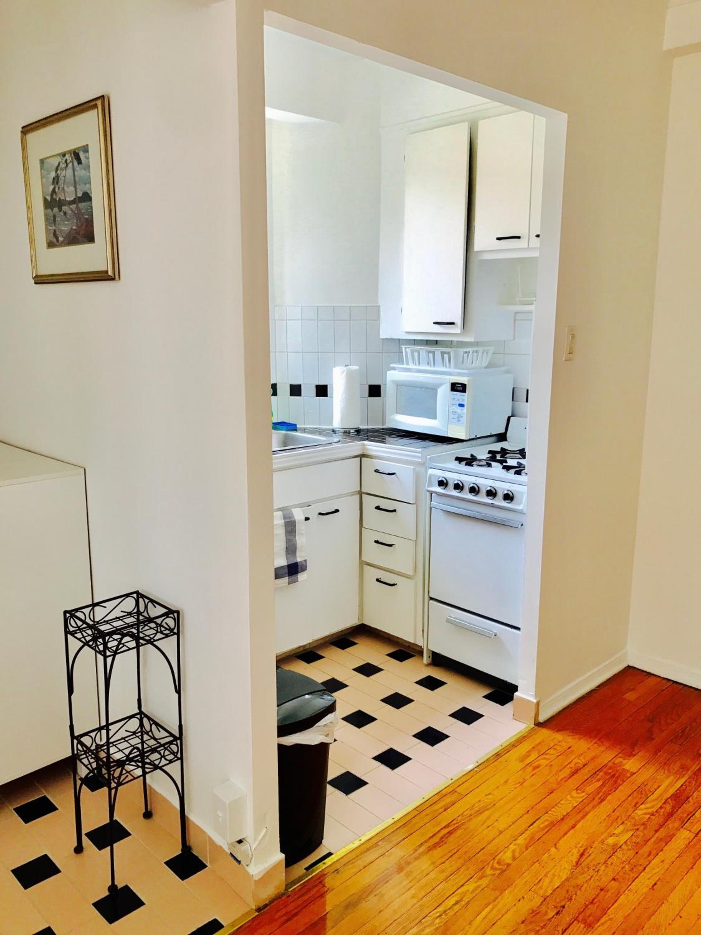 Stylish Montreal Apartment: Comfortable Stay in the Golden Square Mile