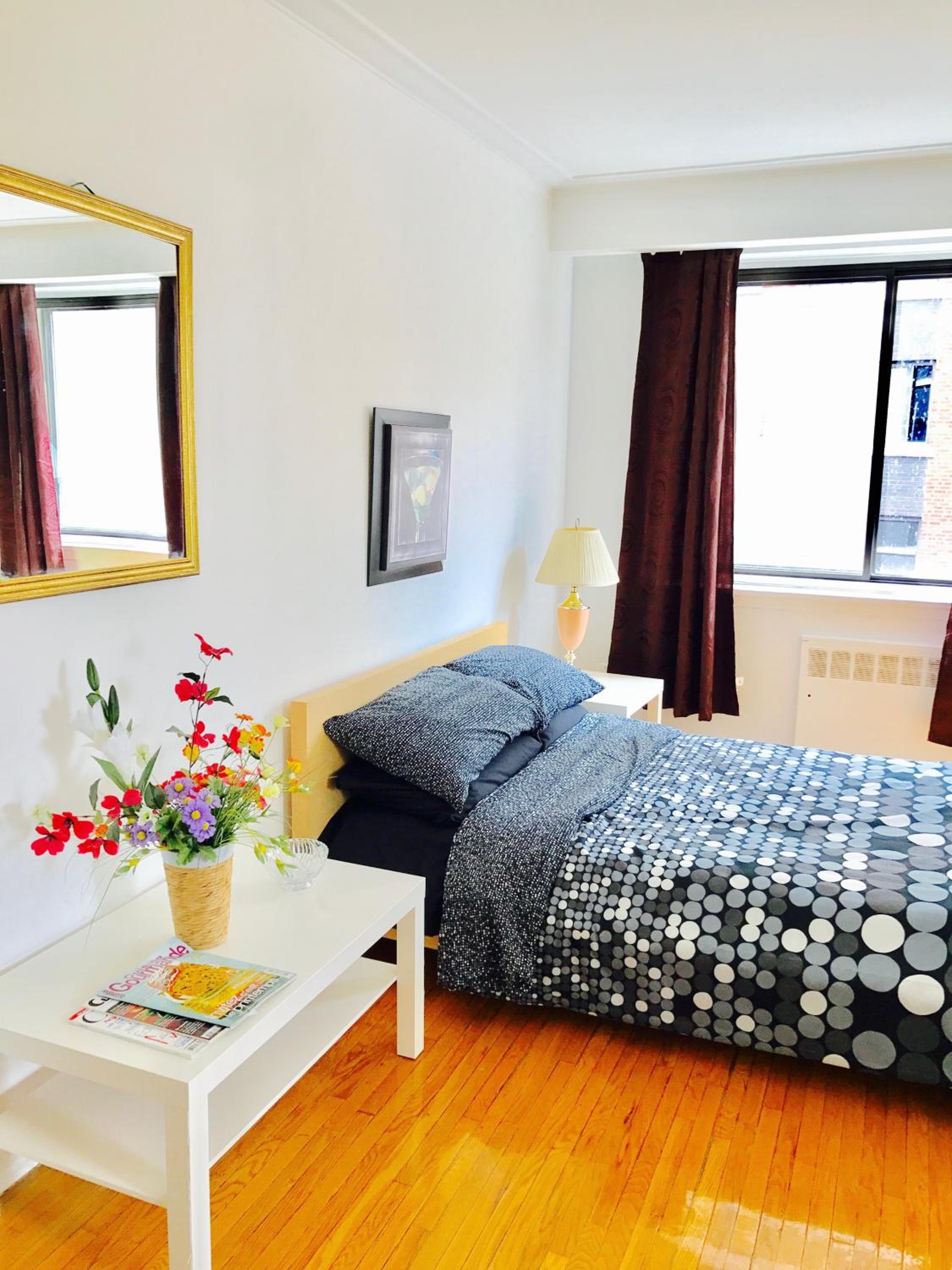 Stylish Montreal Apartment: Comfortable Stay in the Golden Square Mile