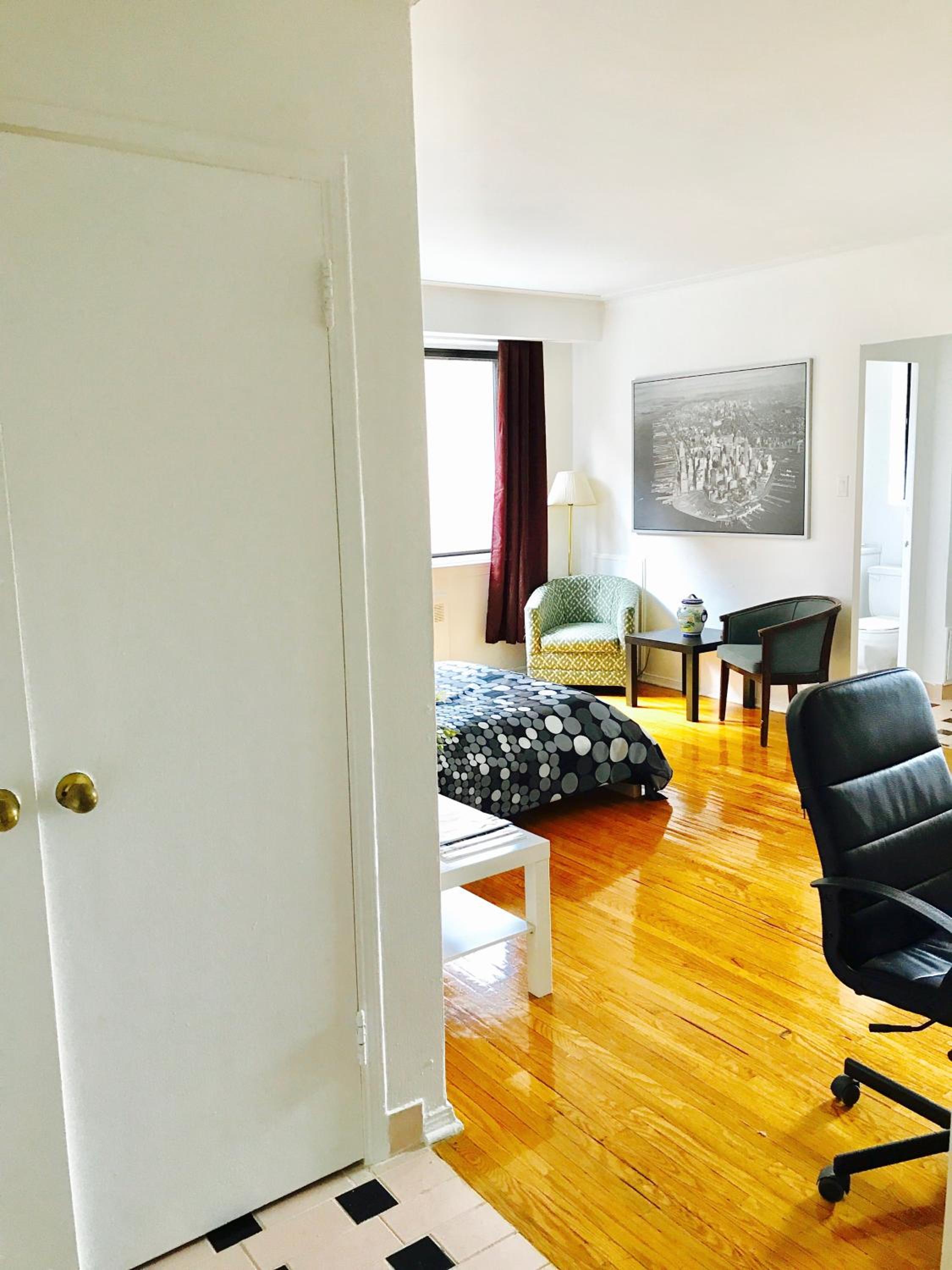 Stylish Montreal Apartment: Comfortable Stay in the Golden Square Mile