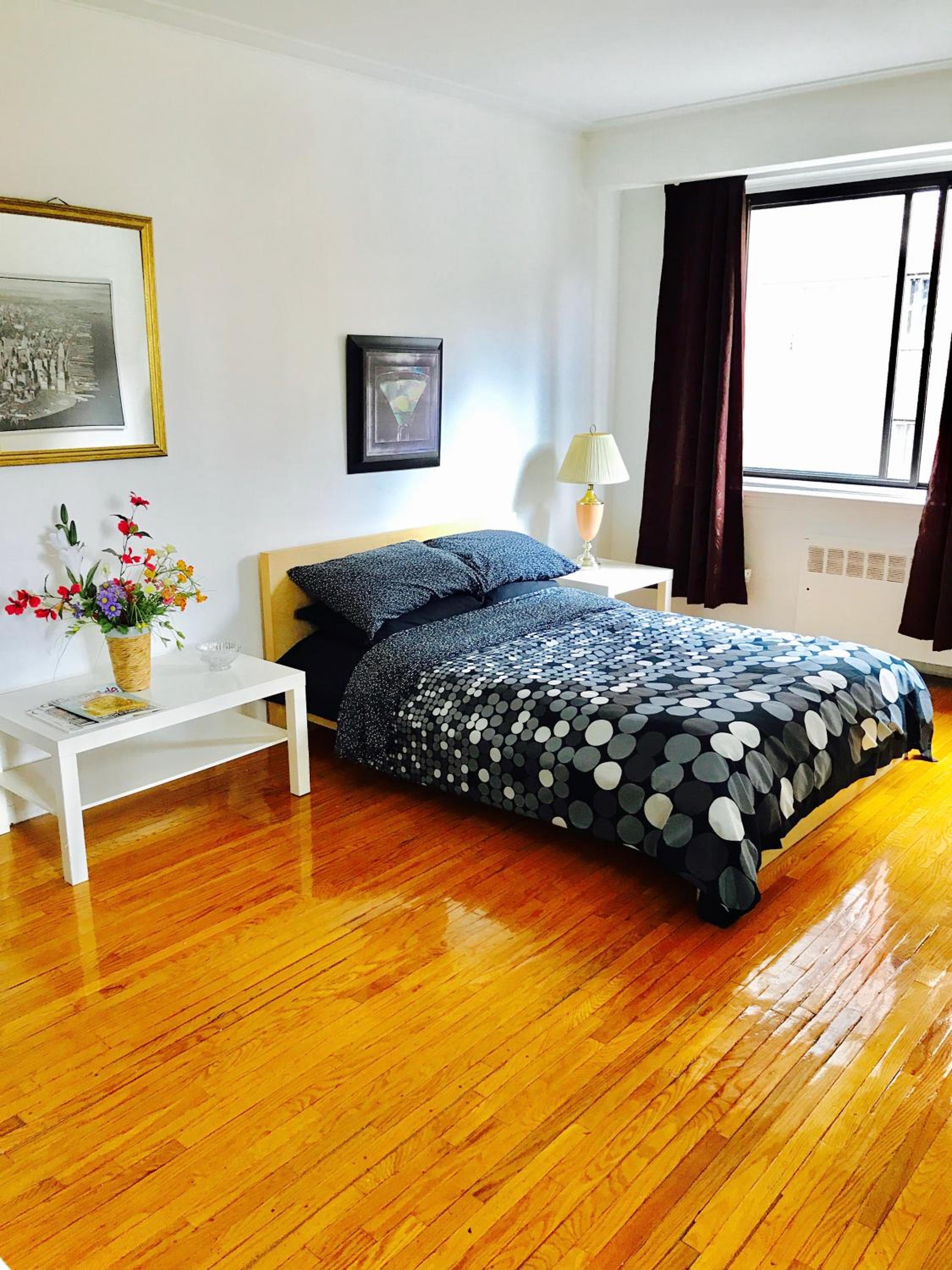 Stylish Montreal Apartment: Comfortable Stay in the Golden Square Mile