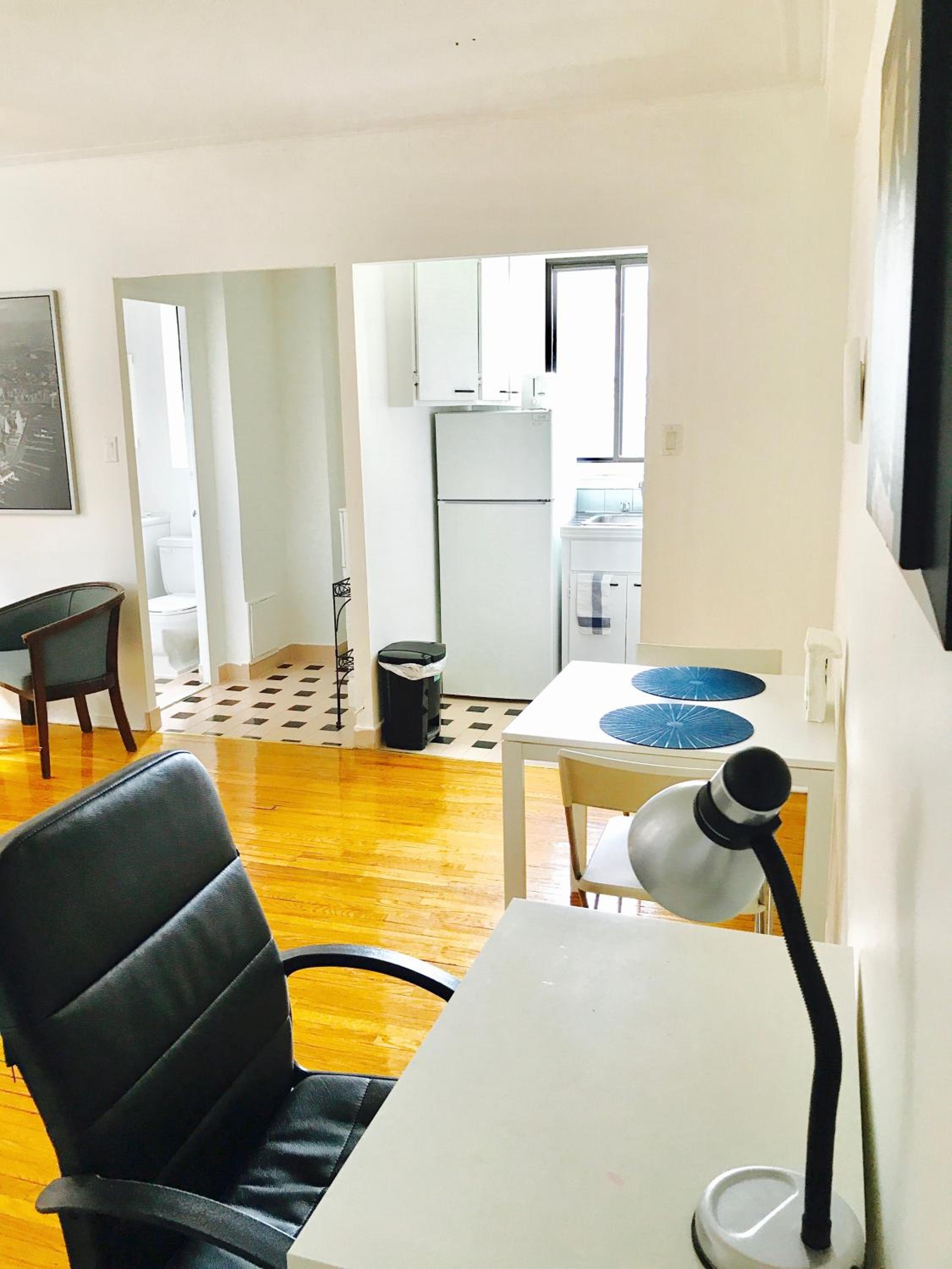 Stylish Montreal Apartment: Comfortable Stay in the Golden Square Mile