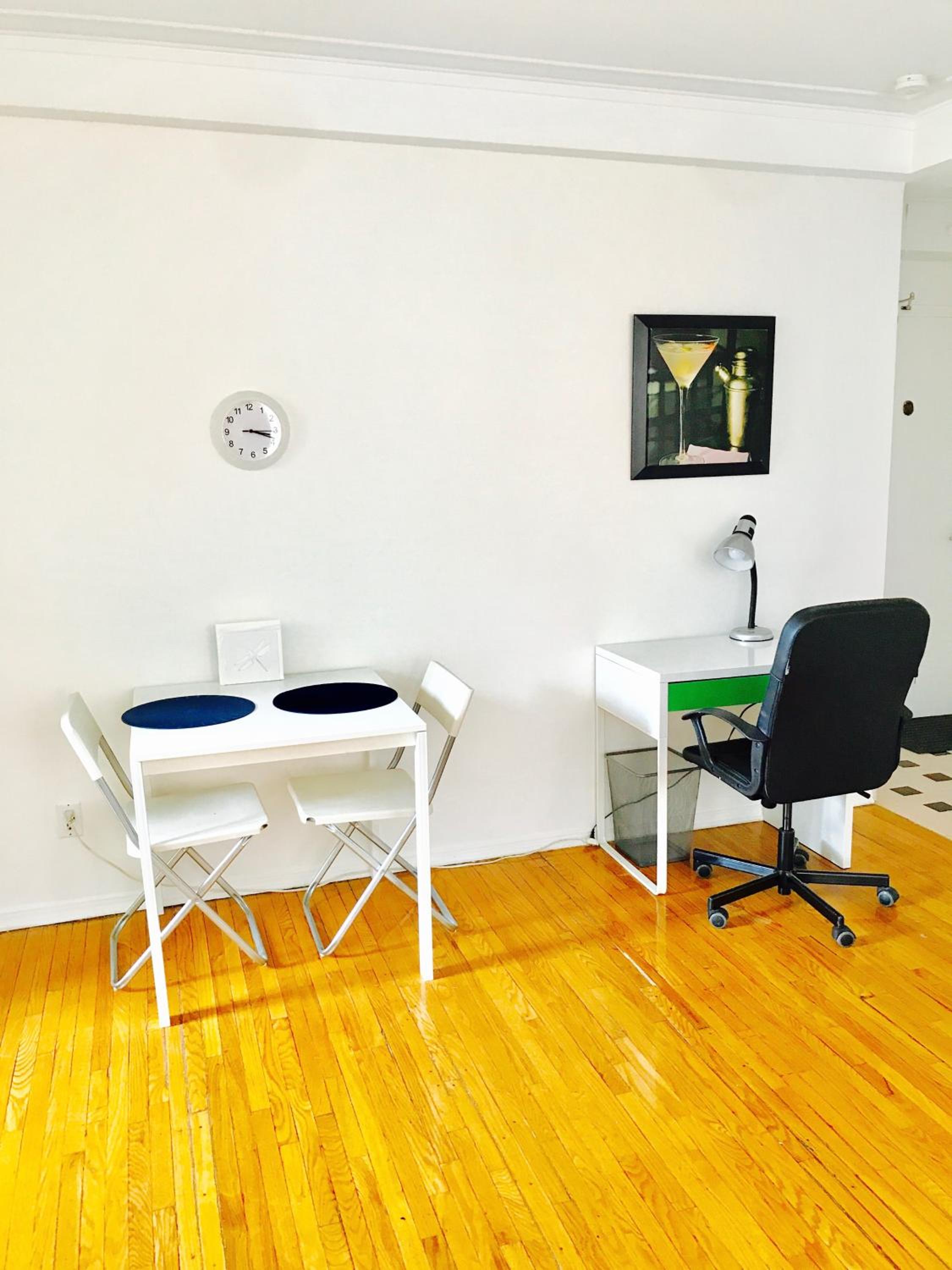 Stylish Montreal Apartment: Comfortable Stay in the Golden Square Mile