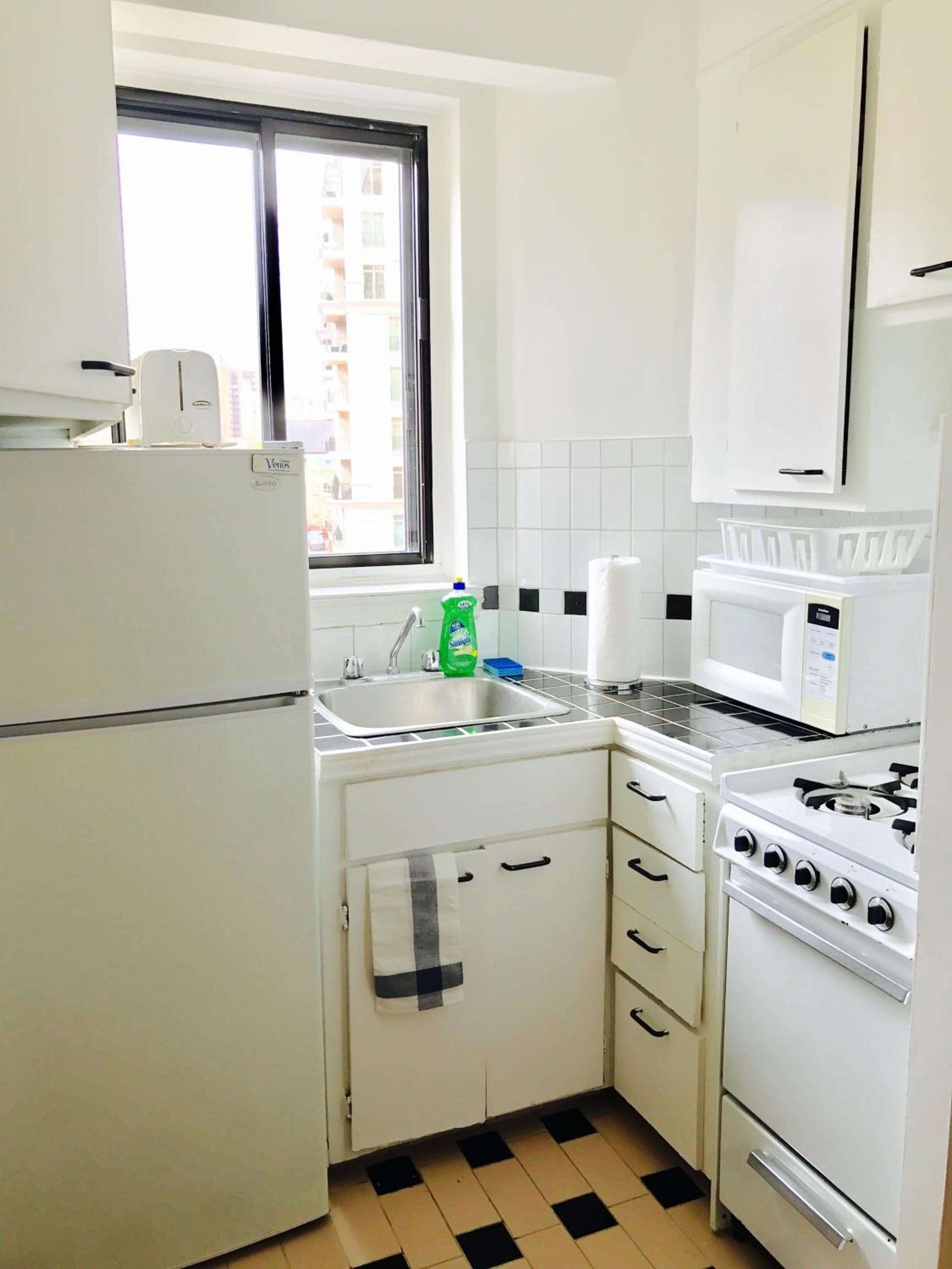 Stylish Montreal Apartment: Comfortable Stay in the Golden Square Mile