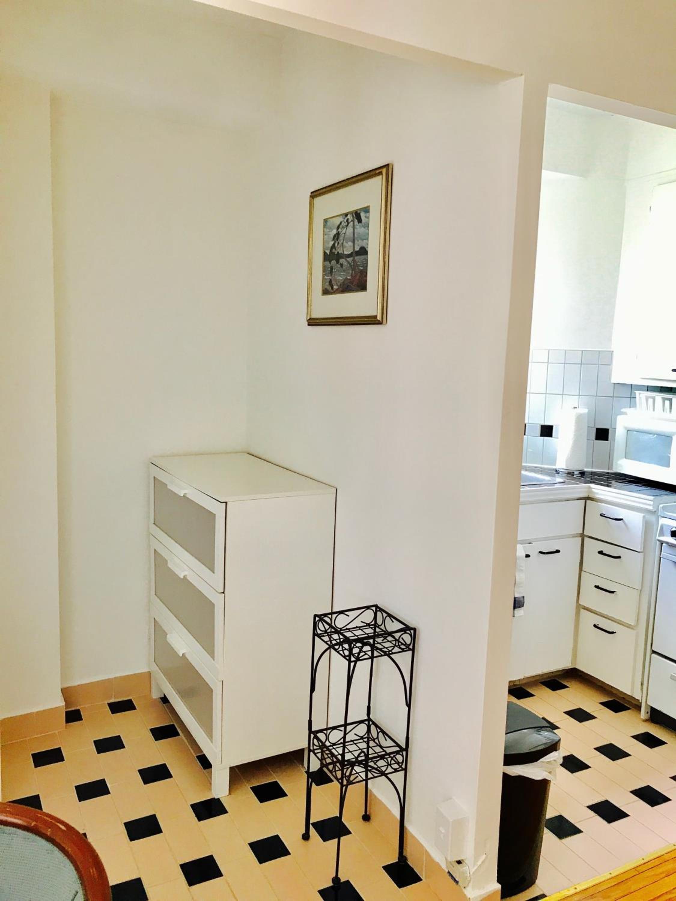 Stylish Montreal Apartment: Comfortable Stay in the Golden Square Mile