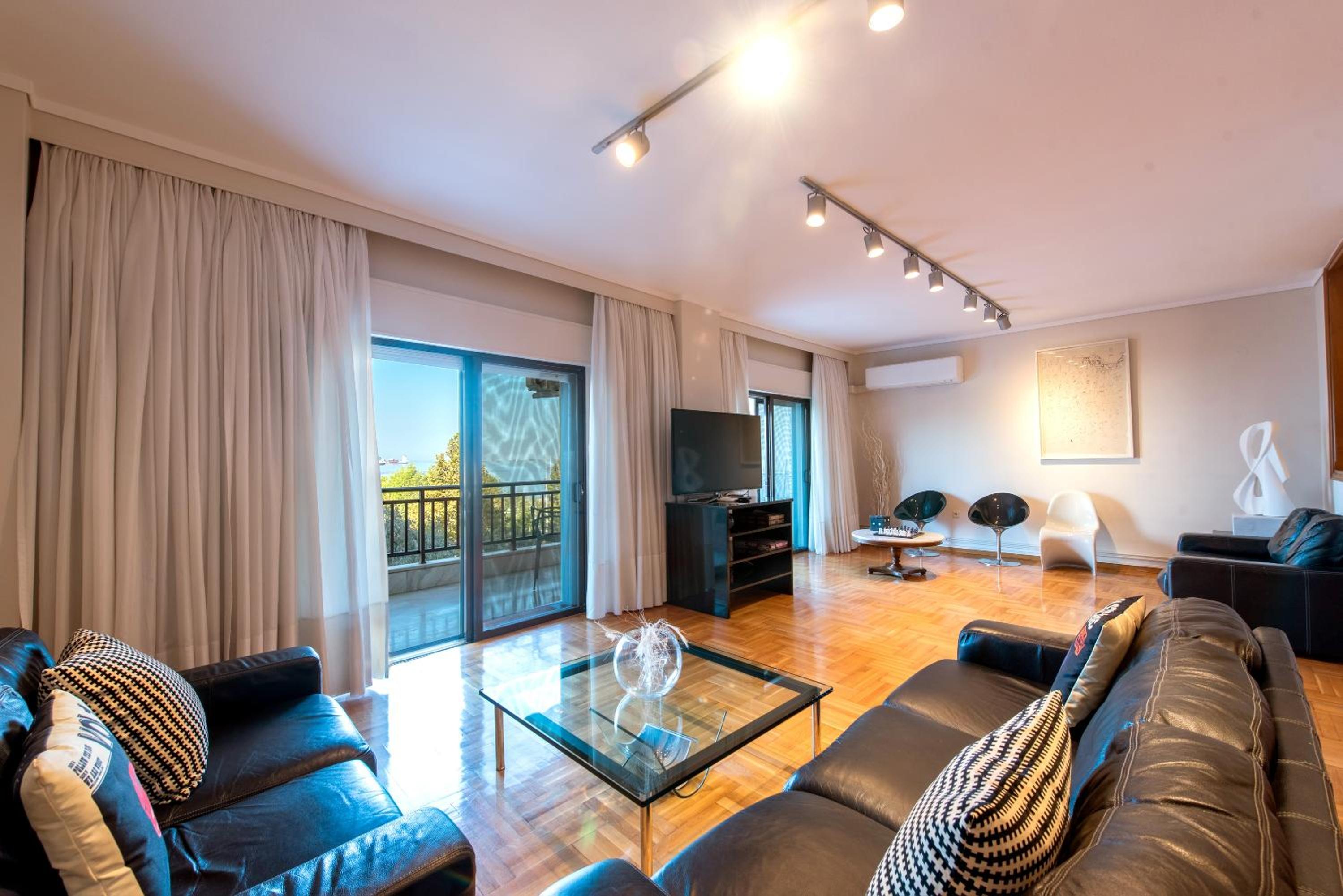 City Moon by halu! Seafront 3-bedroom apartment view 5