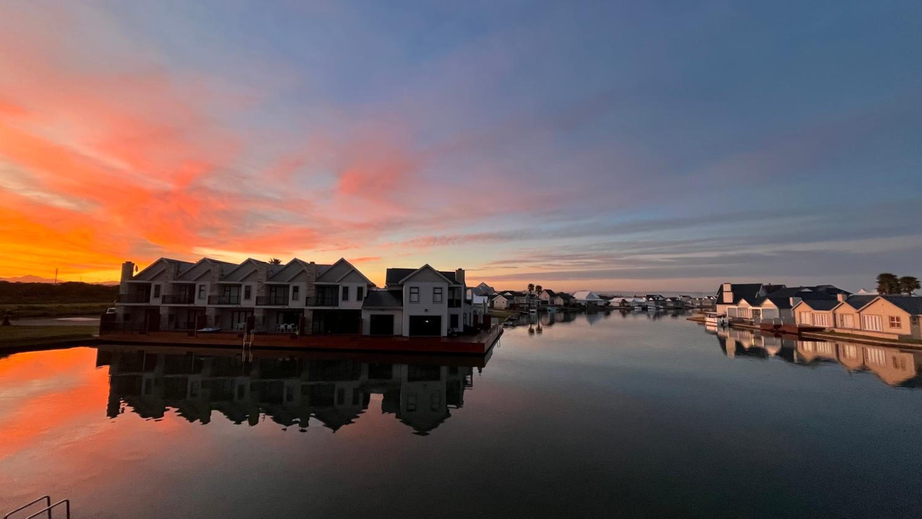 Modern 2 Bedroom Apartment with Stunning Canal Views
