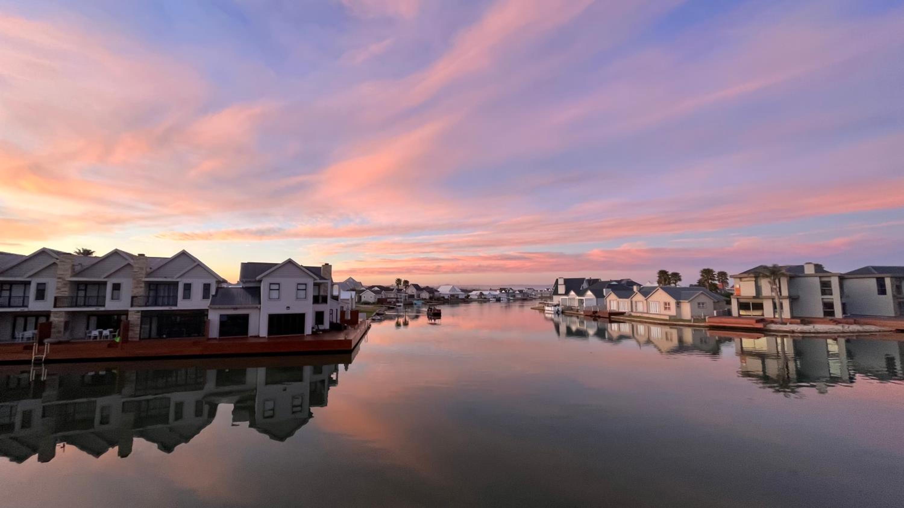 Modern 2 Bedroom Apartment with Stunning Canal Views