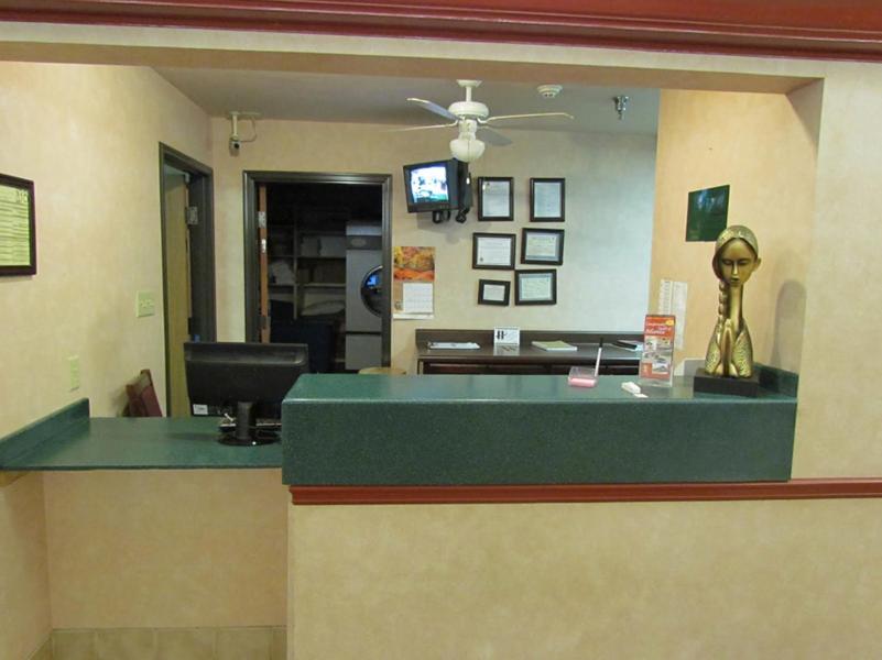 Western Inn & Suites Hampton view 4