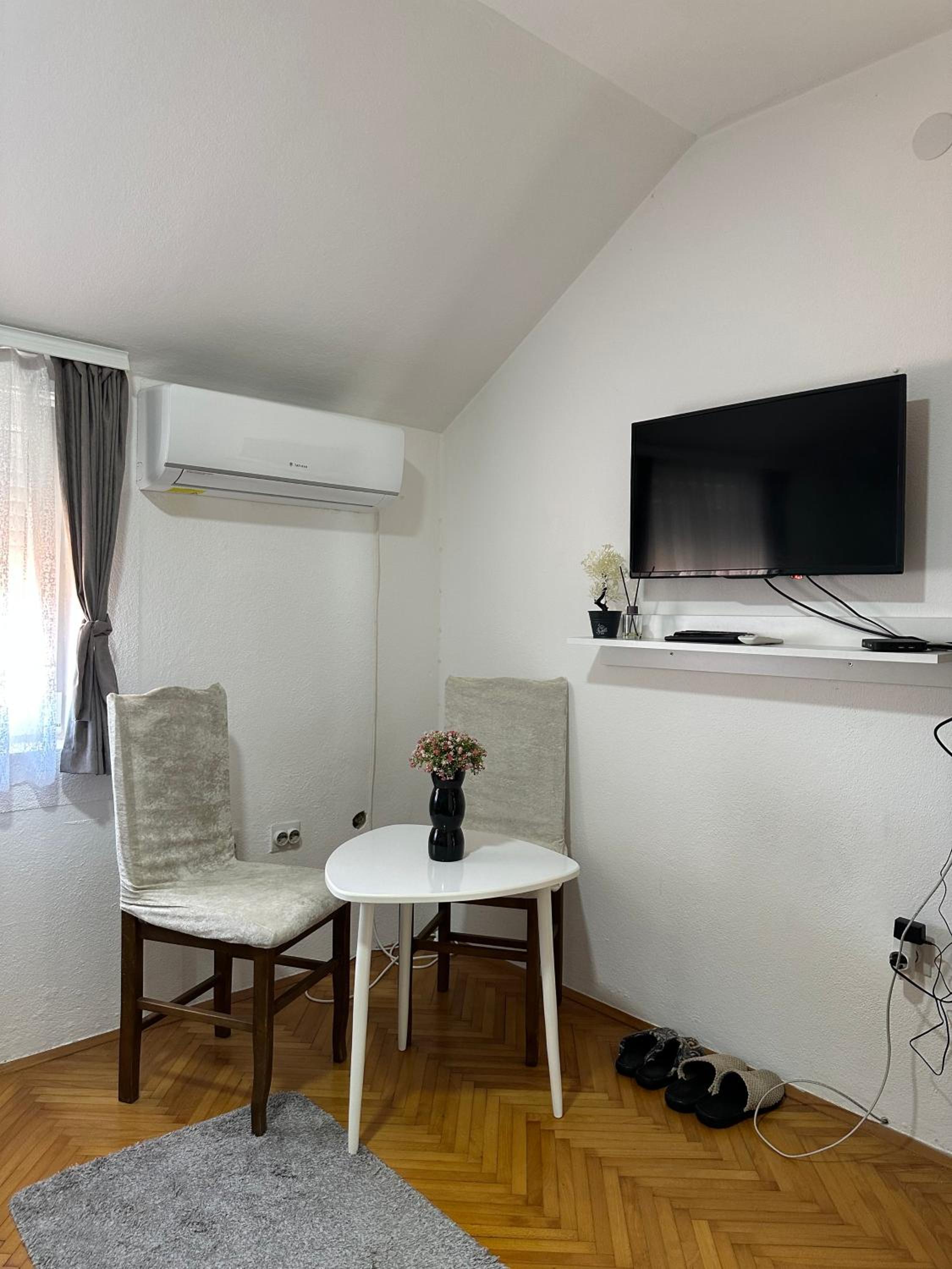 Hostel Gray view 3