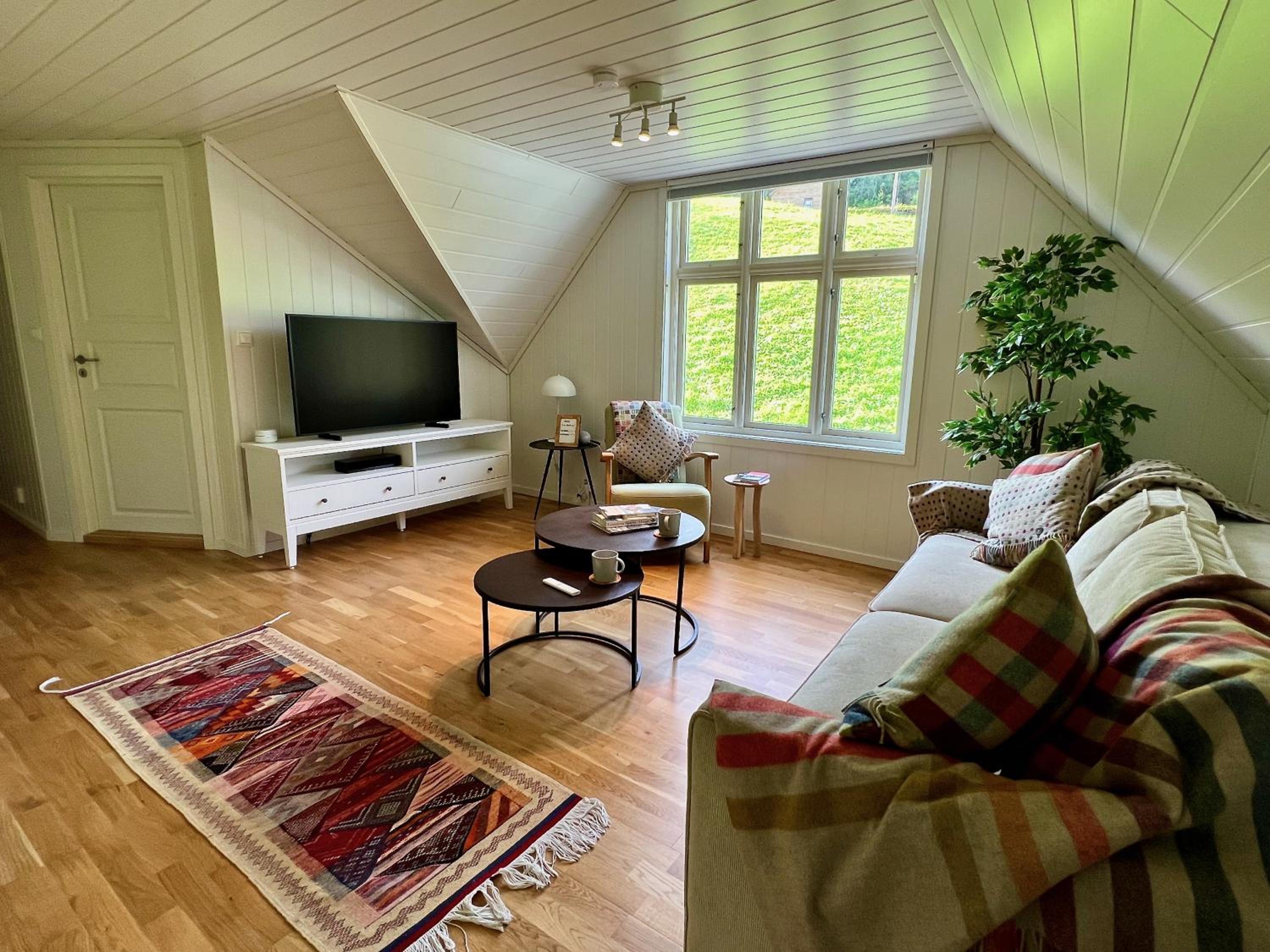 Hardangerfjord View - luxury fjord-side holiday home
