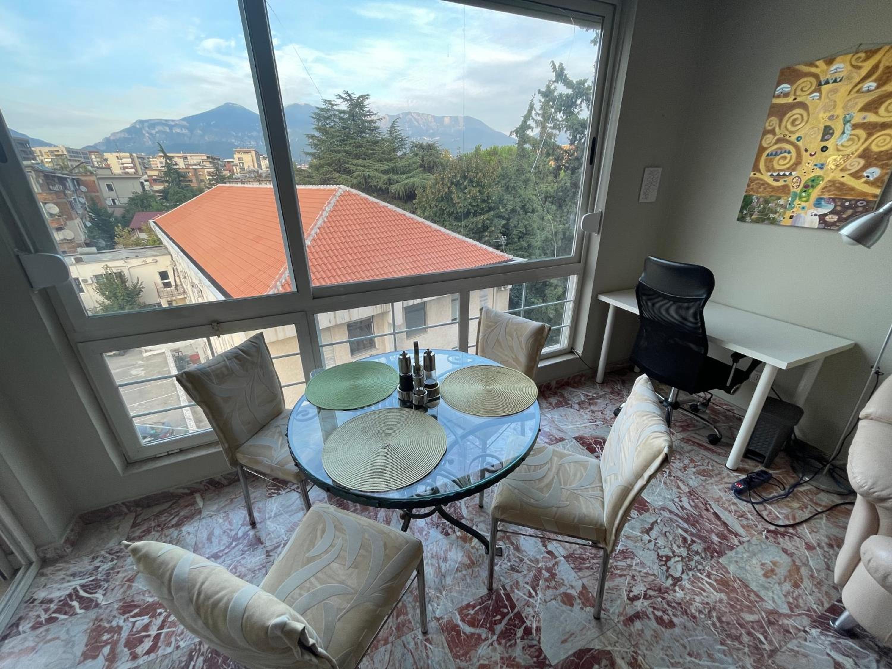 Pine-Tree Spacious 2 BDR Apartment near Tanners' Bridge with hot tub