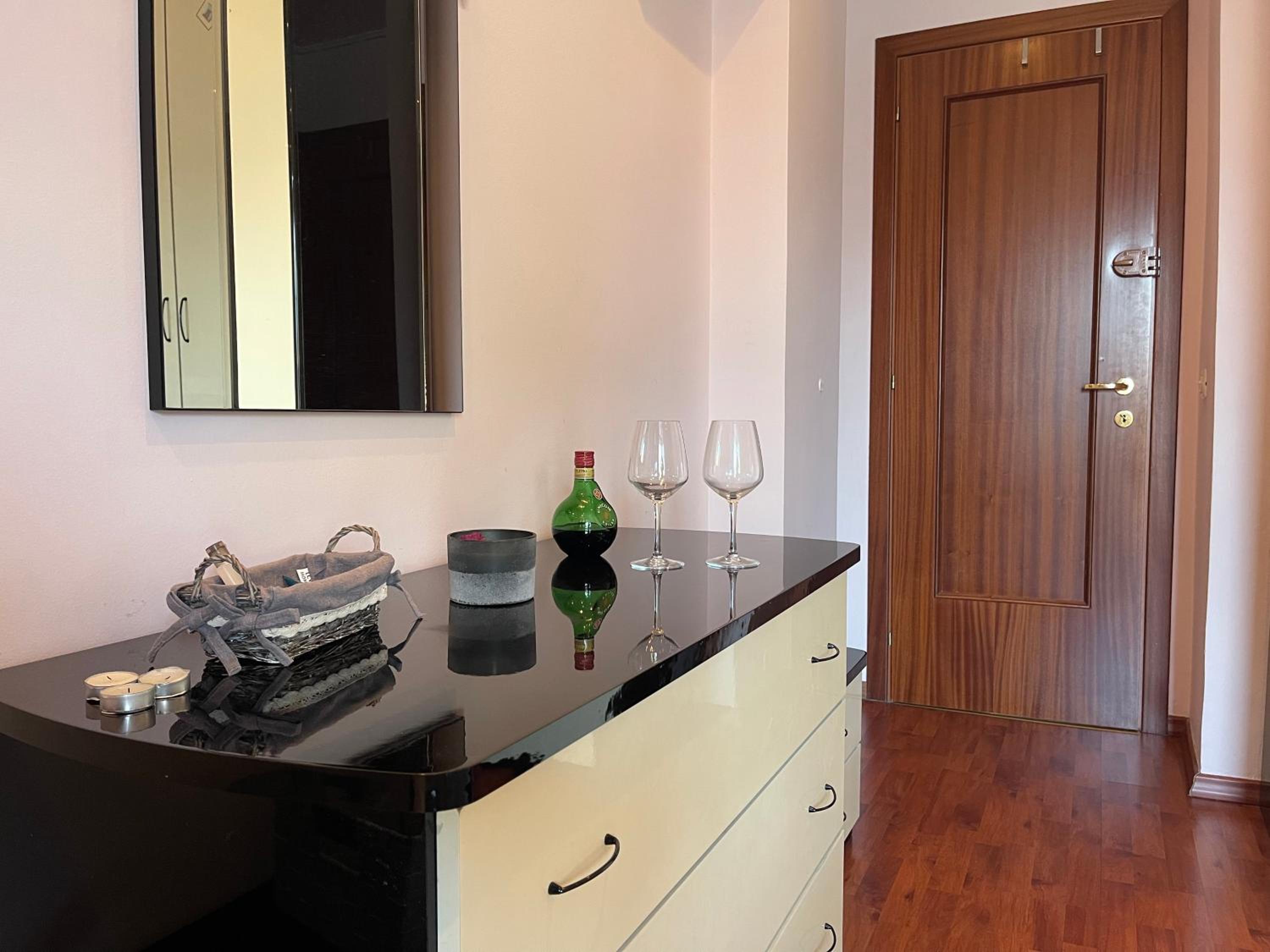Pine-Tree Spacious 2 BDR Apartment near Tanners' Bridge with hot tub
