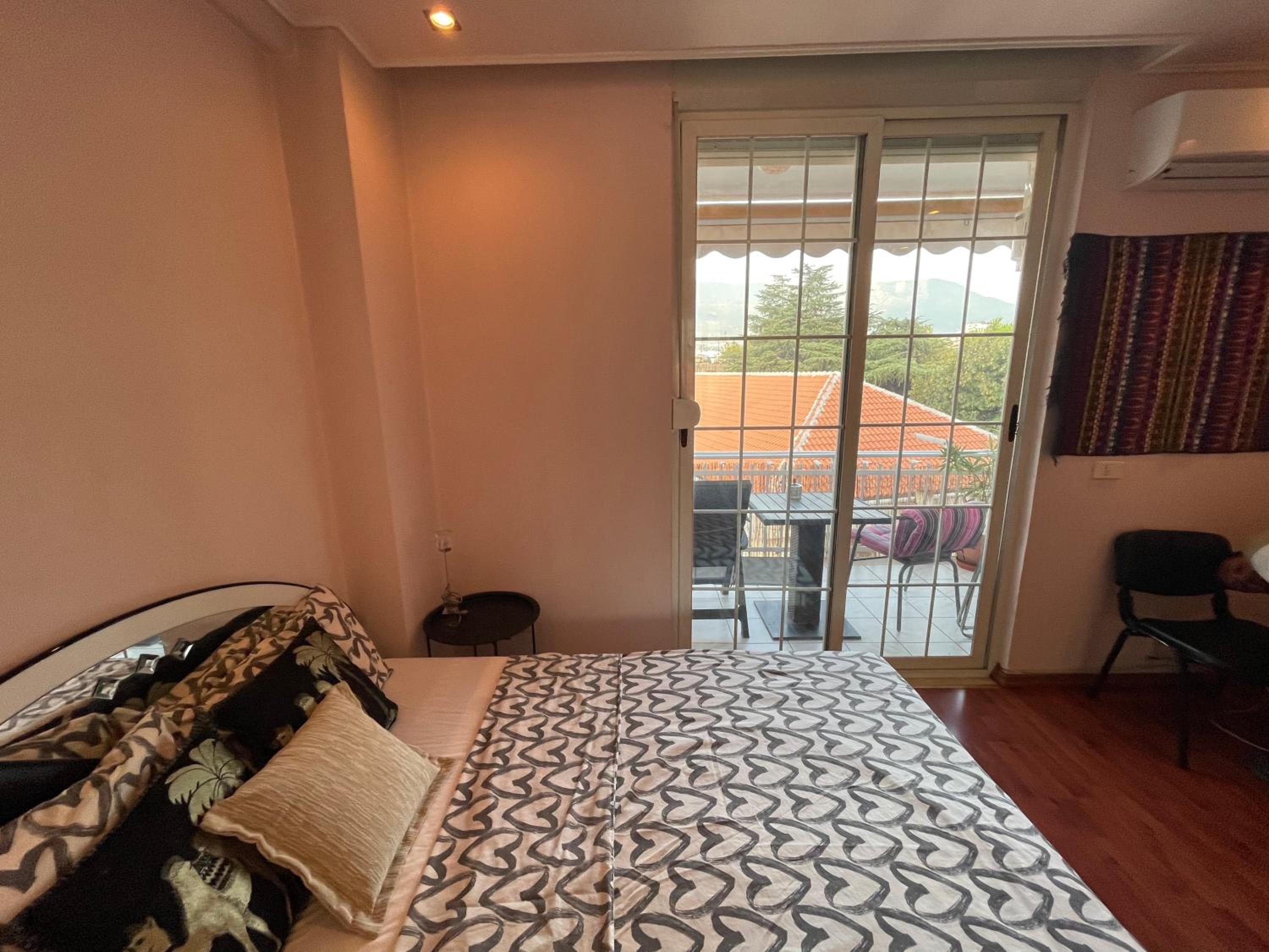 Pine-Tree Spacious 2 BDR Apartment near Tanners' Bridge with hot tub