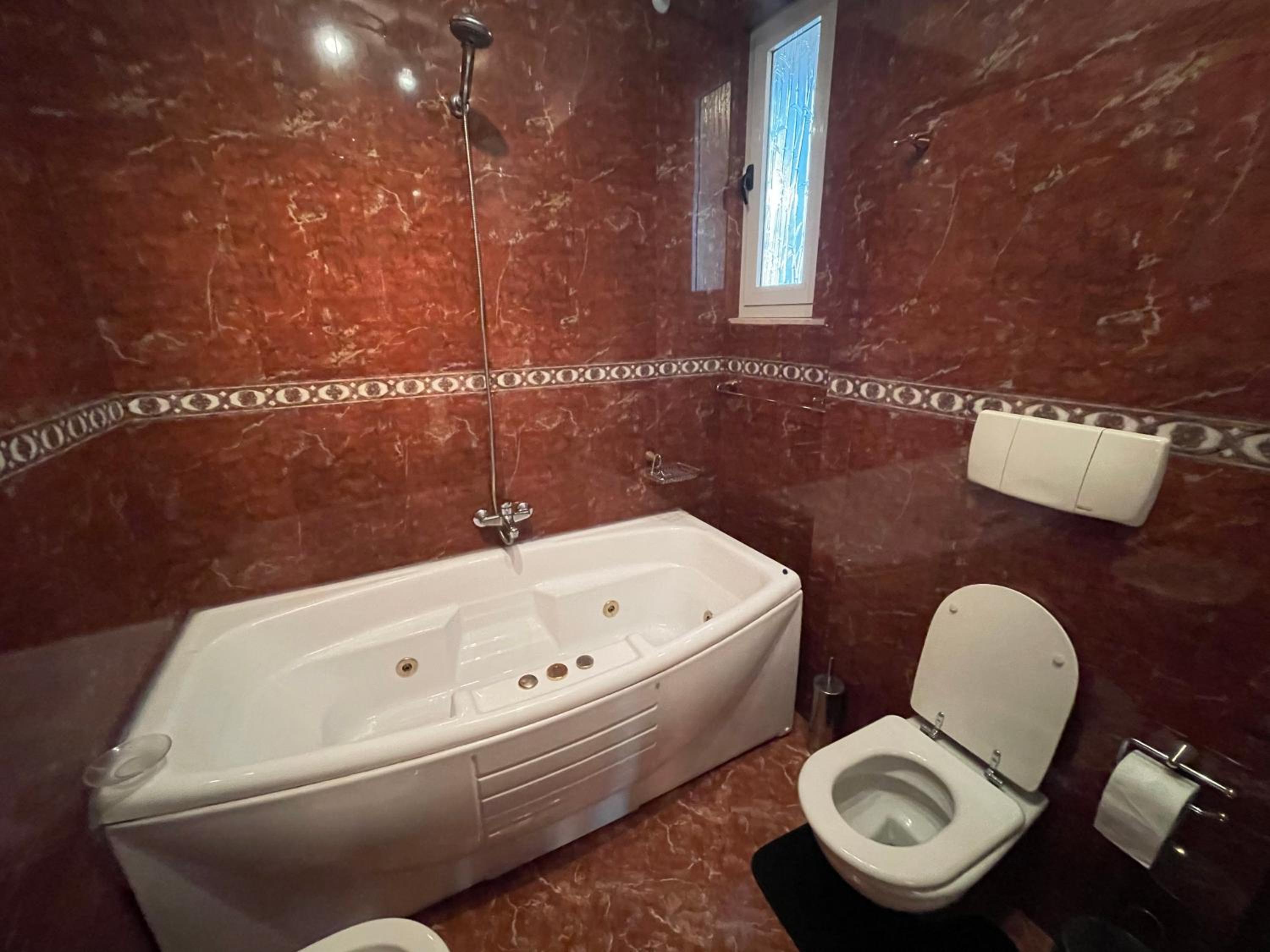 Pine-Tree Spacious 2 BDR Apartment near Tanners' Bridge with hot tub