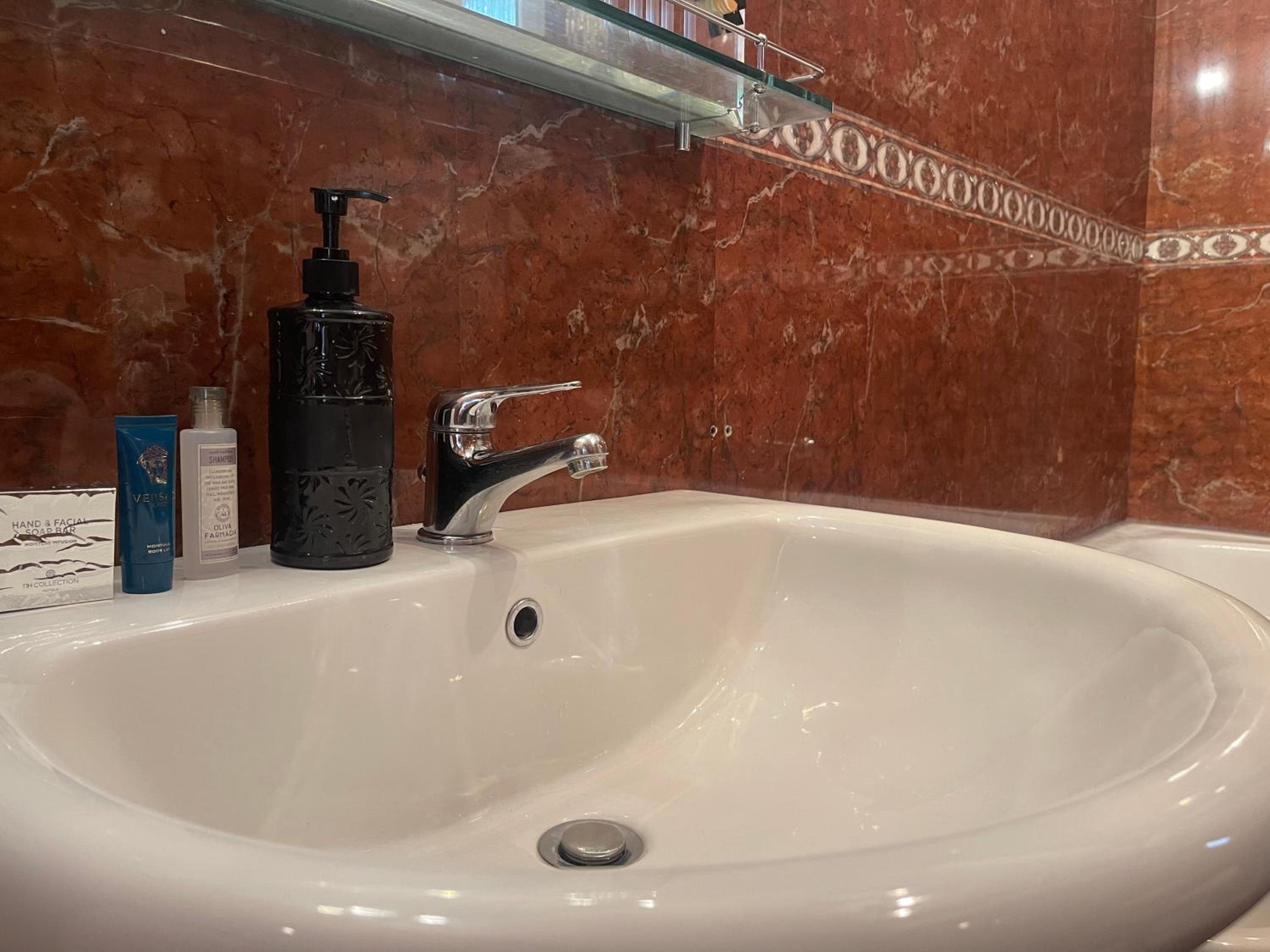 Pine-Tree Spacious 2 BDR Apartment near Tanners' Bridge with hot tub