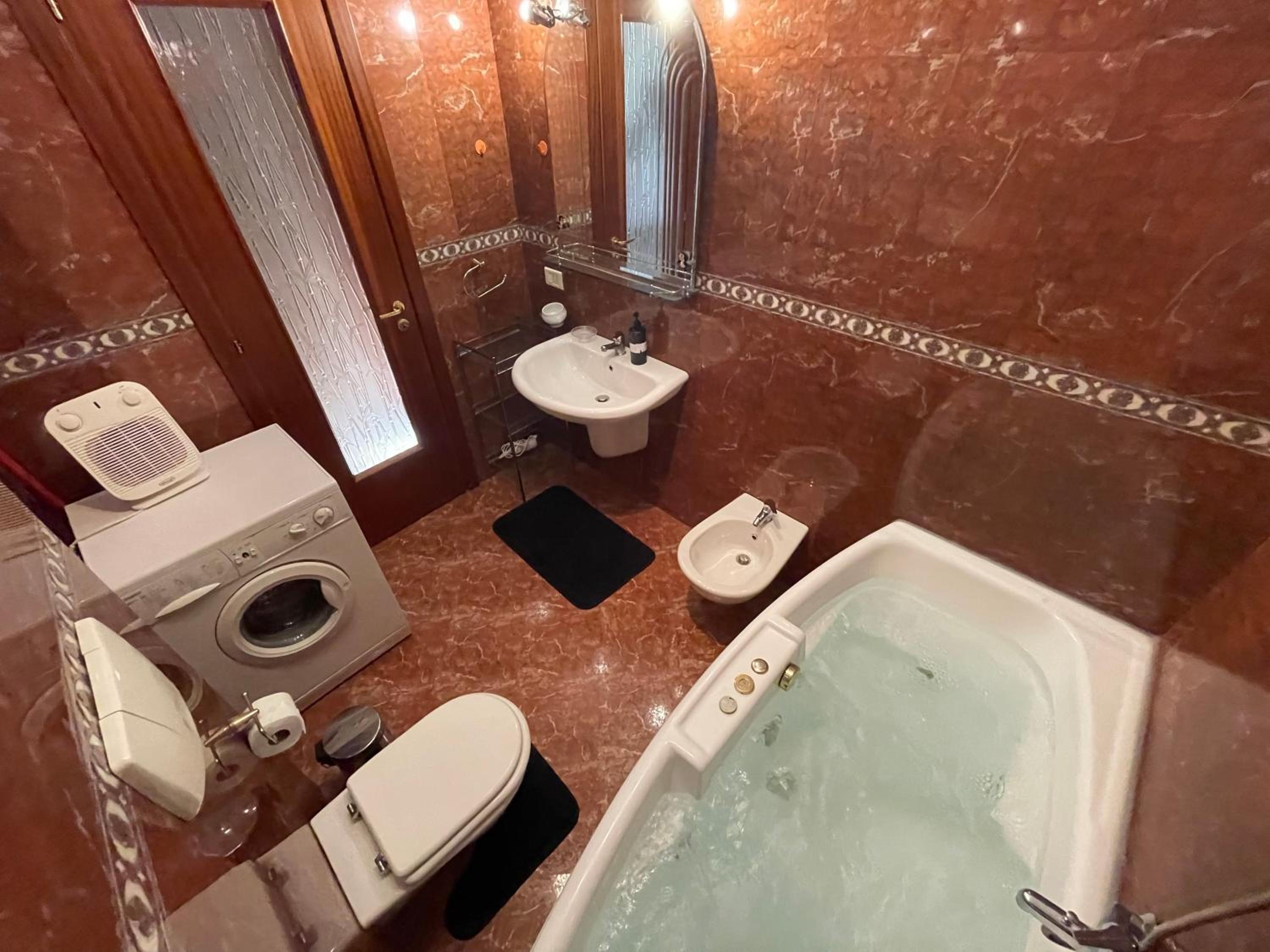 Pine-Tree Spacious 2 BDR Apartment near Tanners' Bridge with hot tub