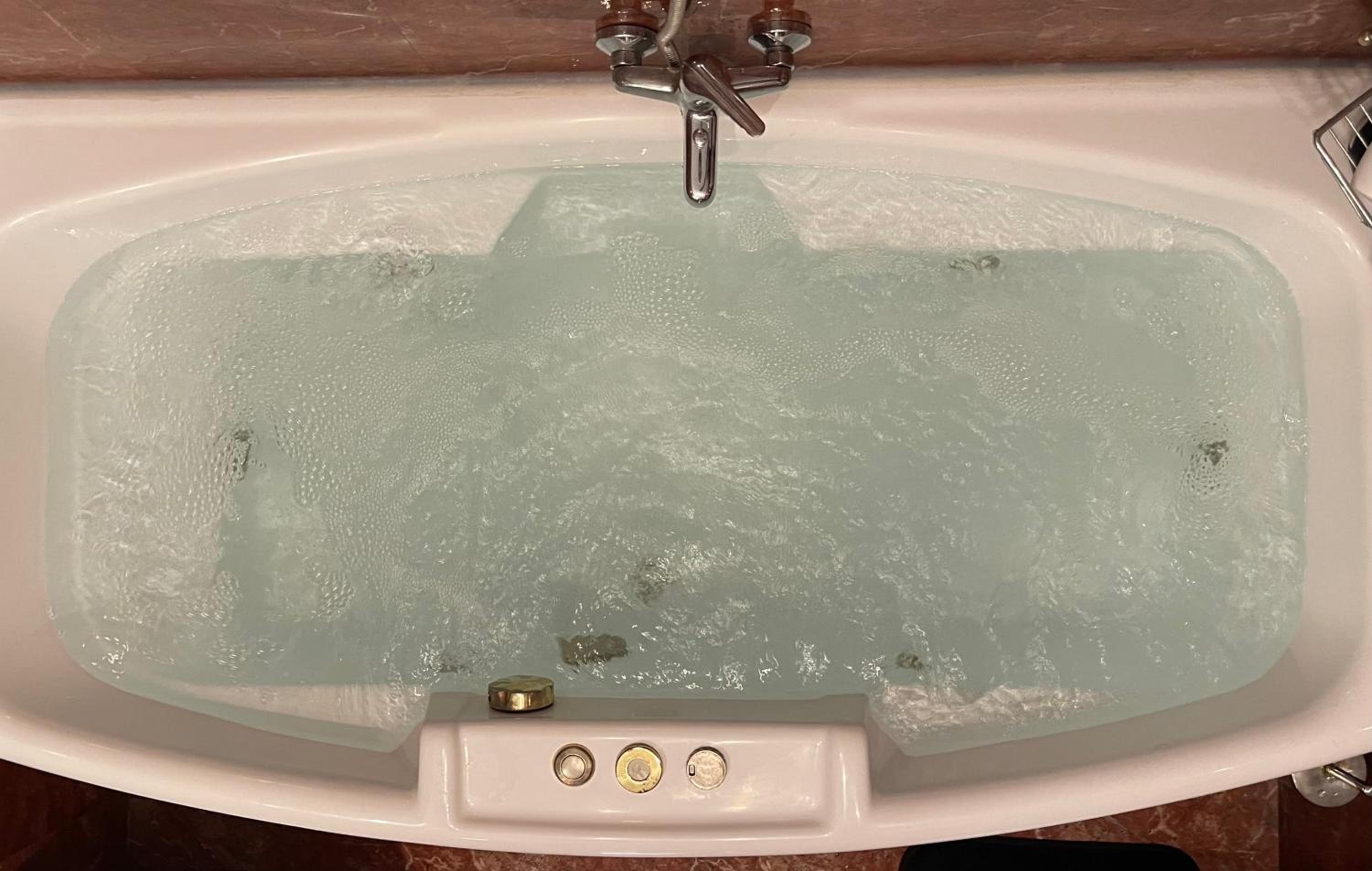 Pine-Tree Spacious 2 BDR Apartment near Tanners' Bridge with hot tub